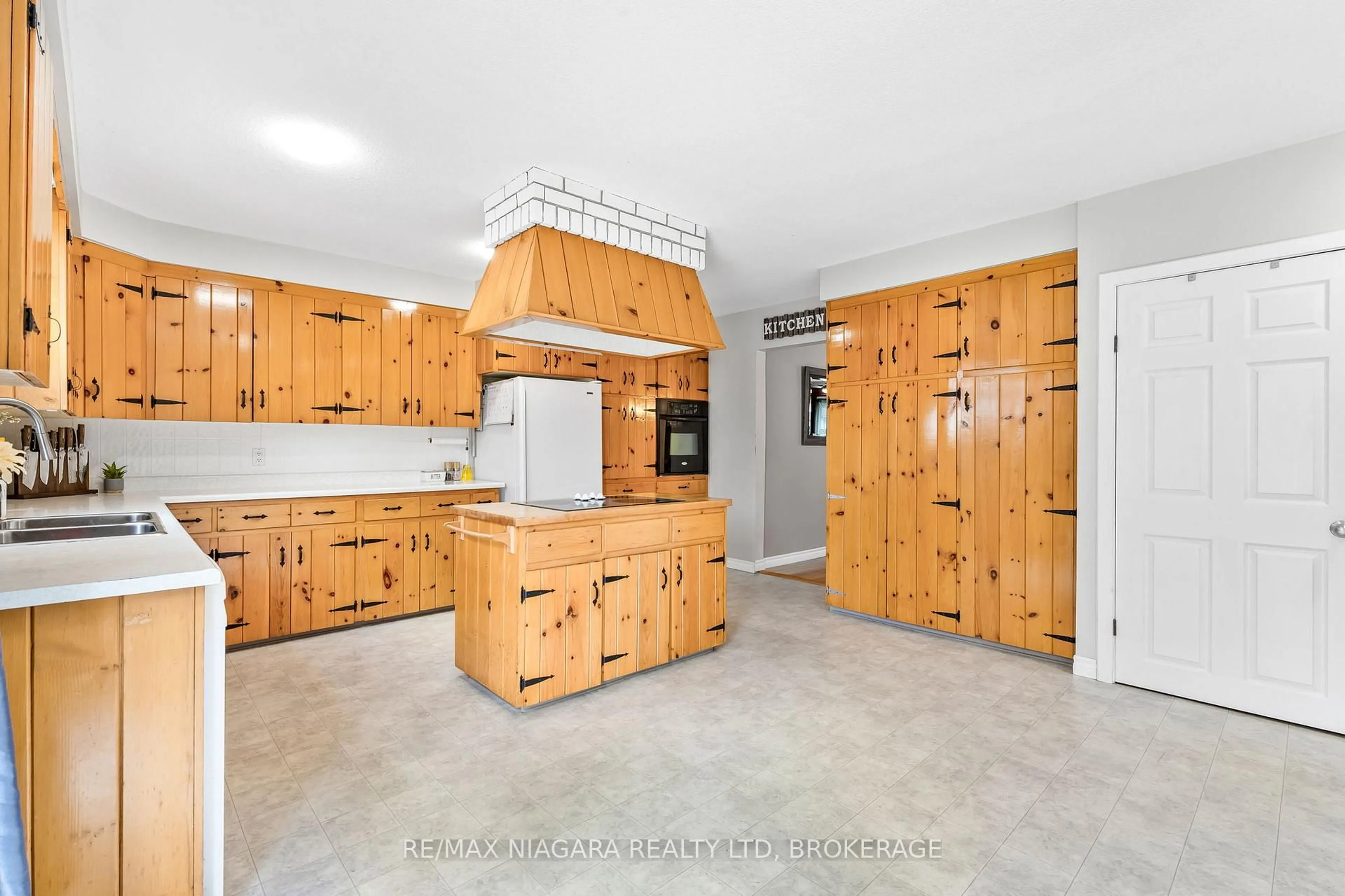 Open concept kitchen, unknown for 252 Mellanby Ave, Port Colborne Ontario L3K 2L9