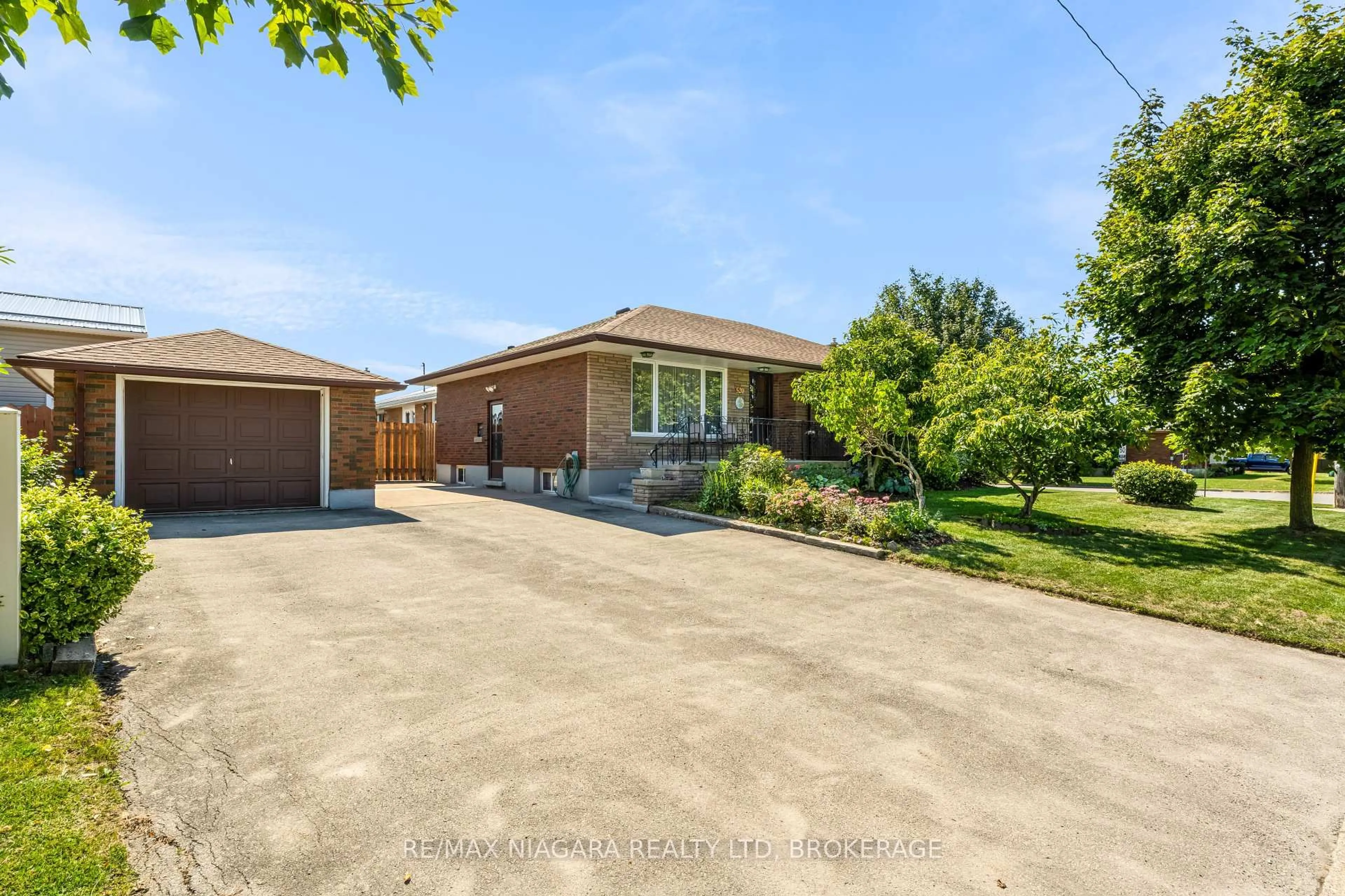 A pic from outside/outdoor area/front of a property/back of a property/a pic from drone, street for 520 Sutherland Ave, Welland Ontario L3B 5A3