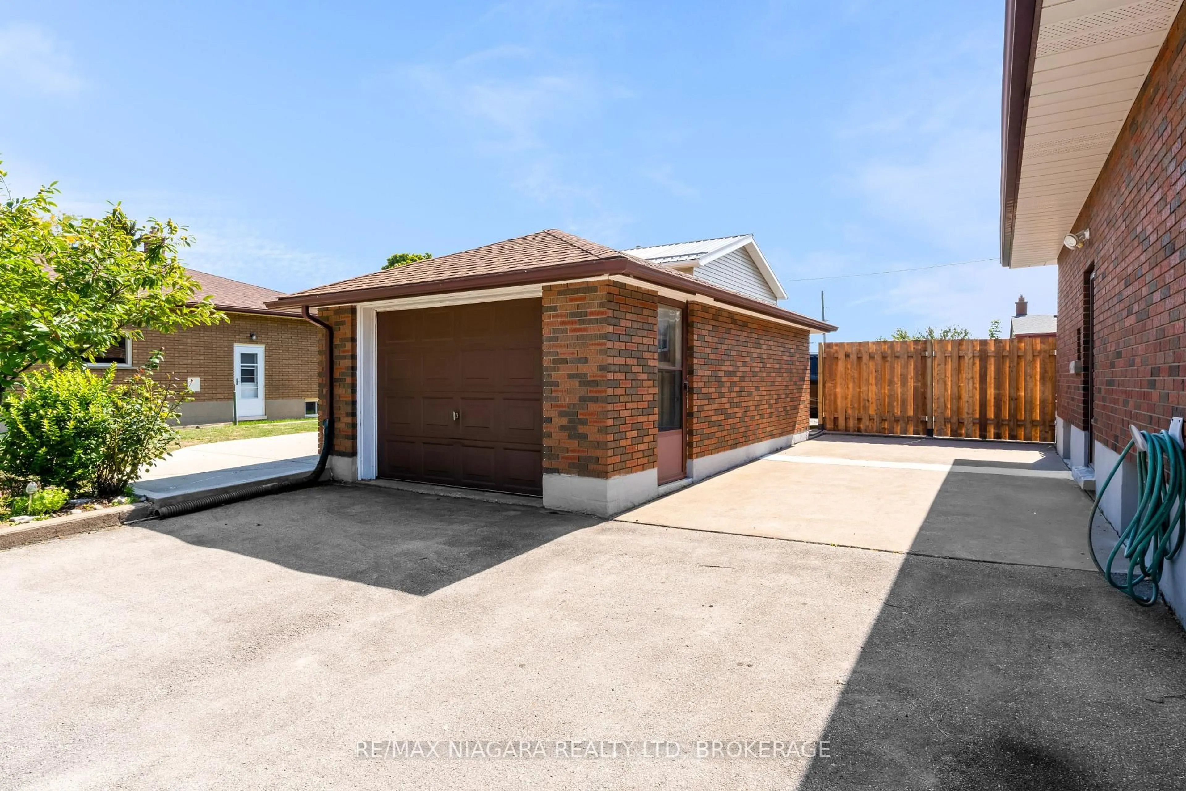 A pic from outside/outdoor area/front of a property/back of a property/a pic from drone, street for 520 Sutherland Ave, Welland Ontario L3B 5A3
