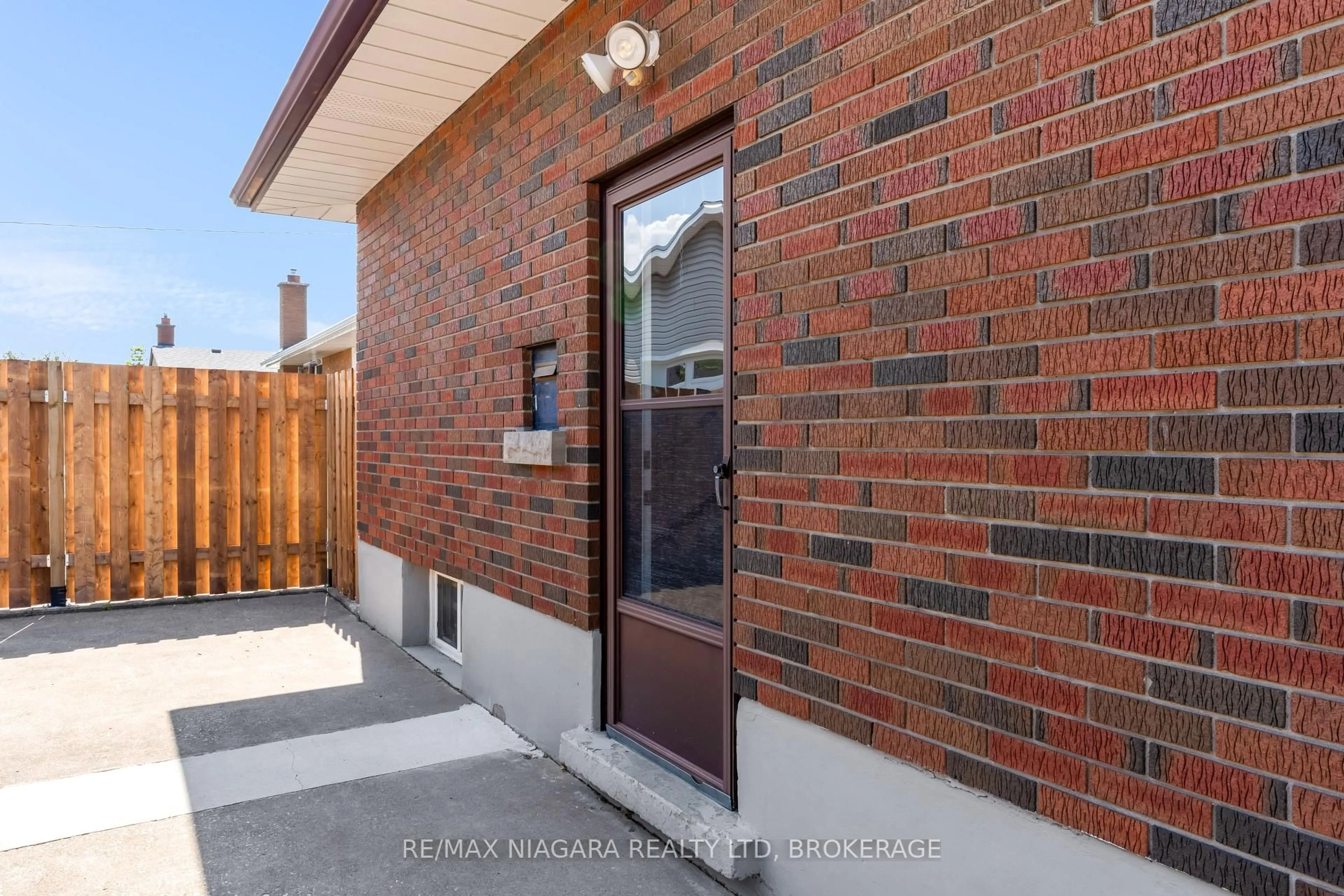 Home with brick exterior material, street for 520 Sutherland Ave, Welland Ontario L3B 5A3