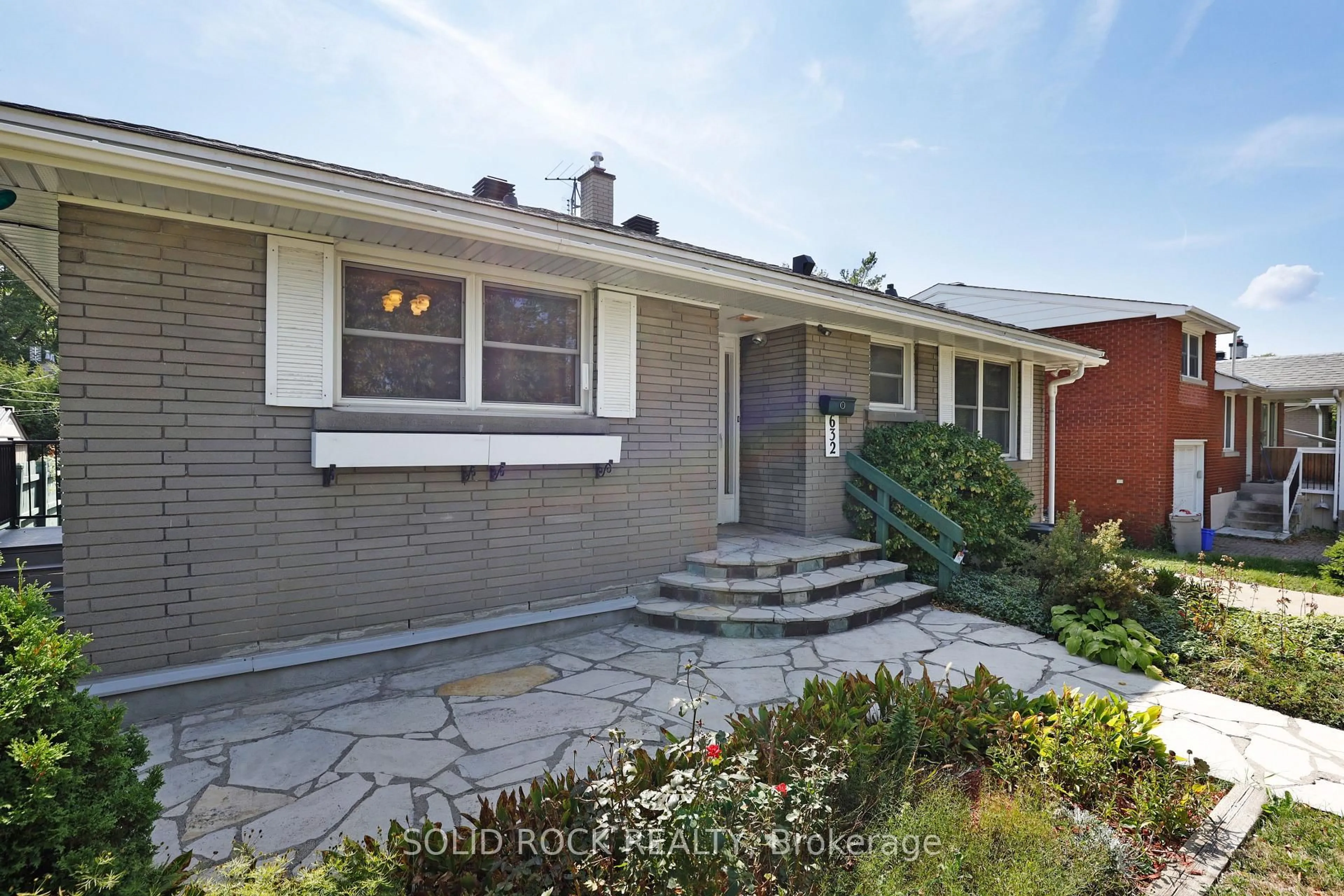Home with brick exterior material, street for 632 Chadburn Ave, Ottawa Ontario K1G 0Y7