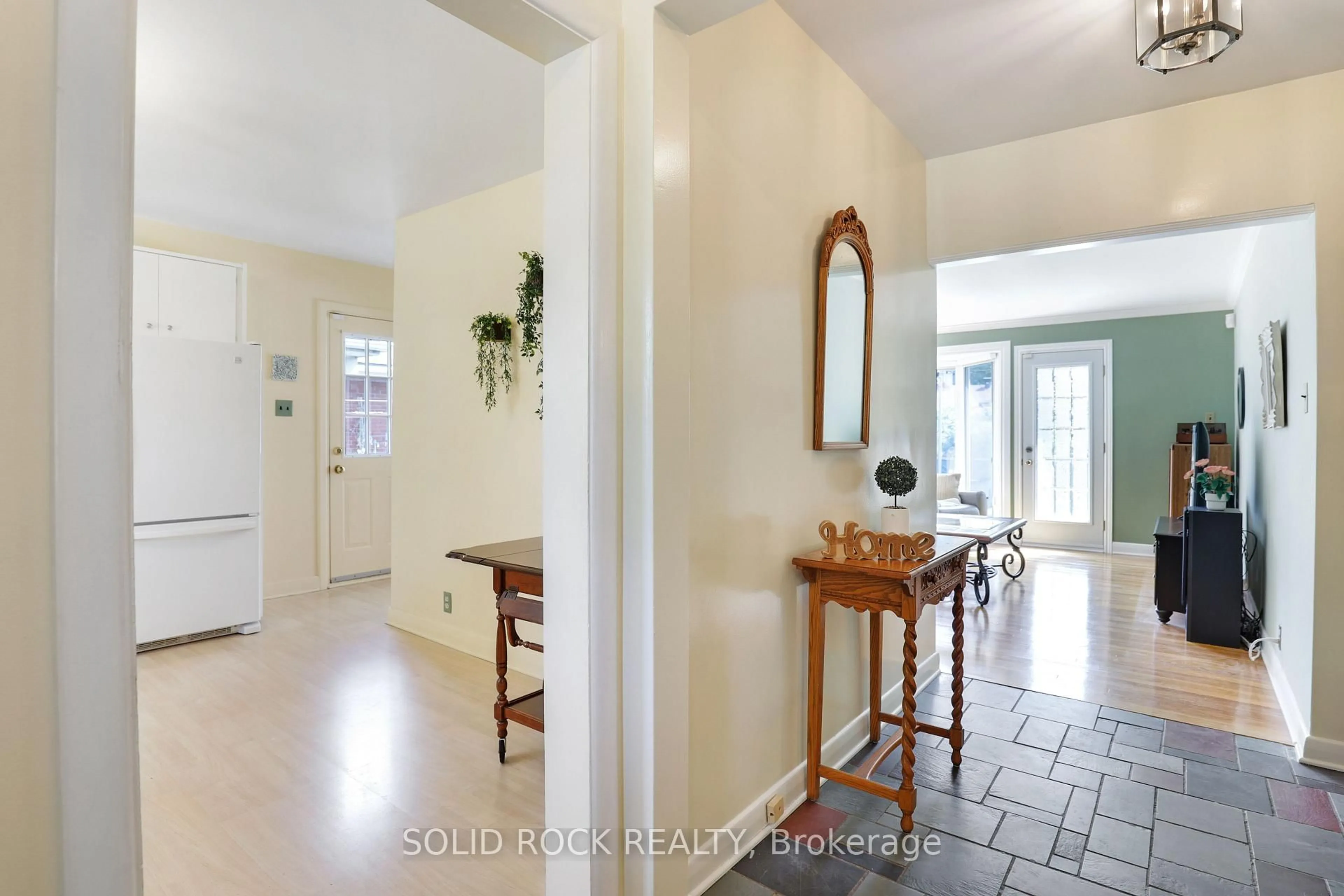Indoor entryway for 632 Chadburn Ave, Ottawa Ontario K1G 0Y7