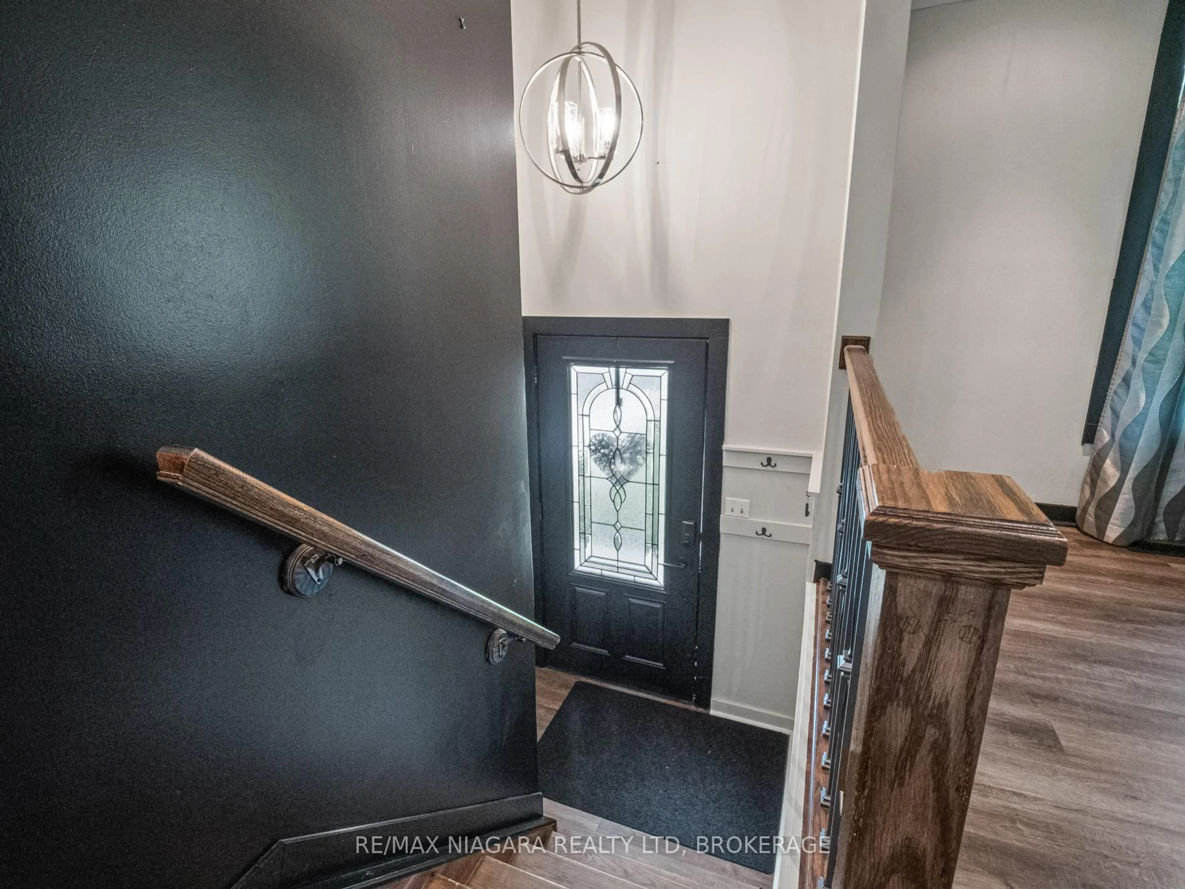 Indoor entryway for 6256 Monterey Ave, Niagara Falls Ontario L2H 2A4