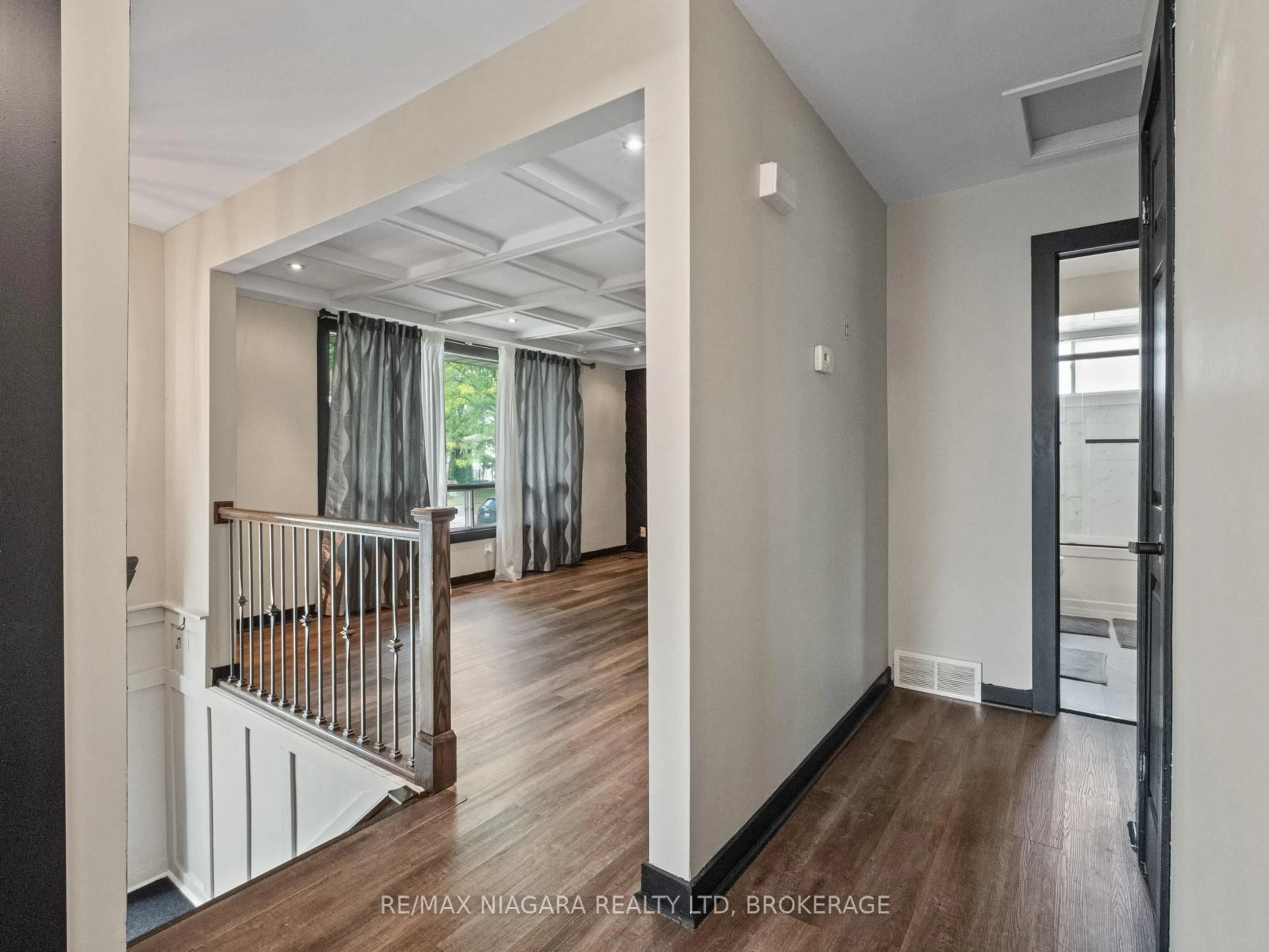 Indoor foyer for 6256 Monterey Ave, Niagara Falls Ontario L2H 2A4