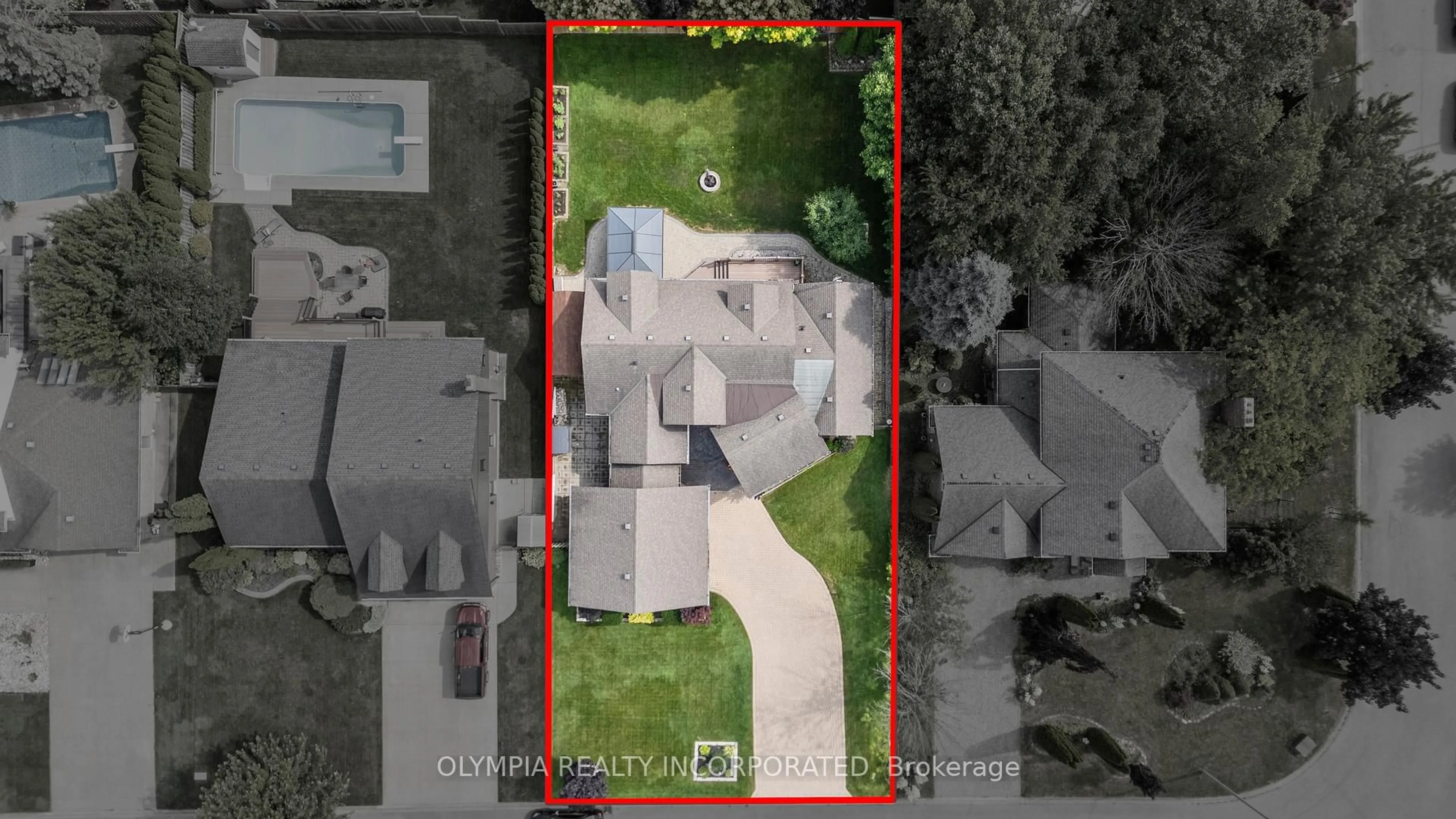 A pic from outside/outdoor area/front of a property/back of a property/a pic from drone, street for 8198 Mount Olive Cres, Niagara Falls Ontario L2H 2Y9