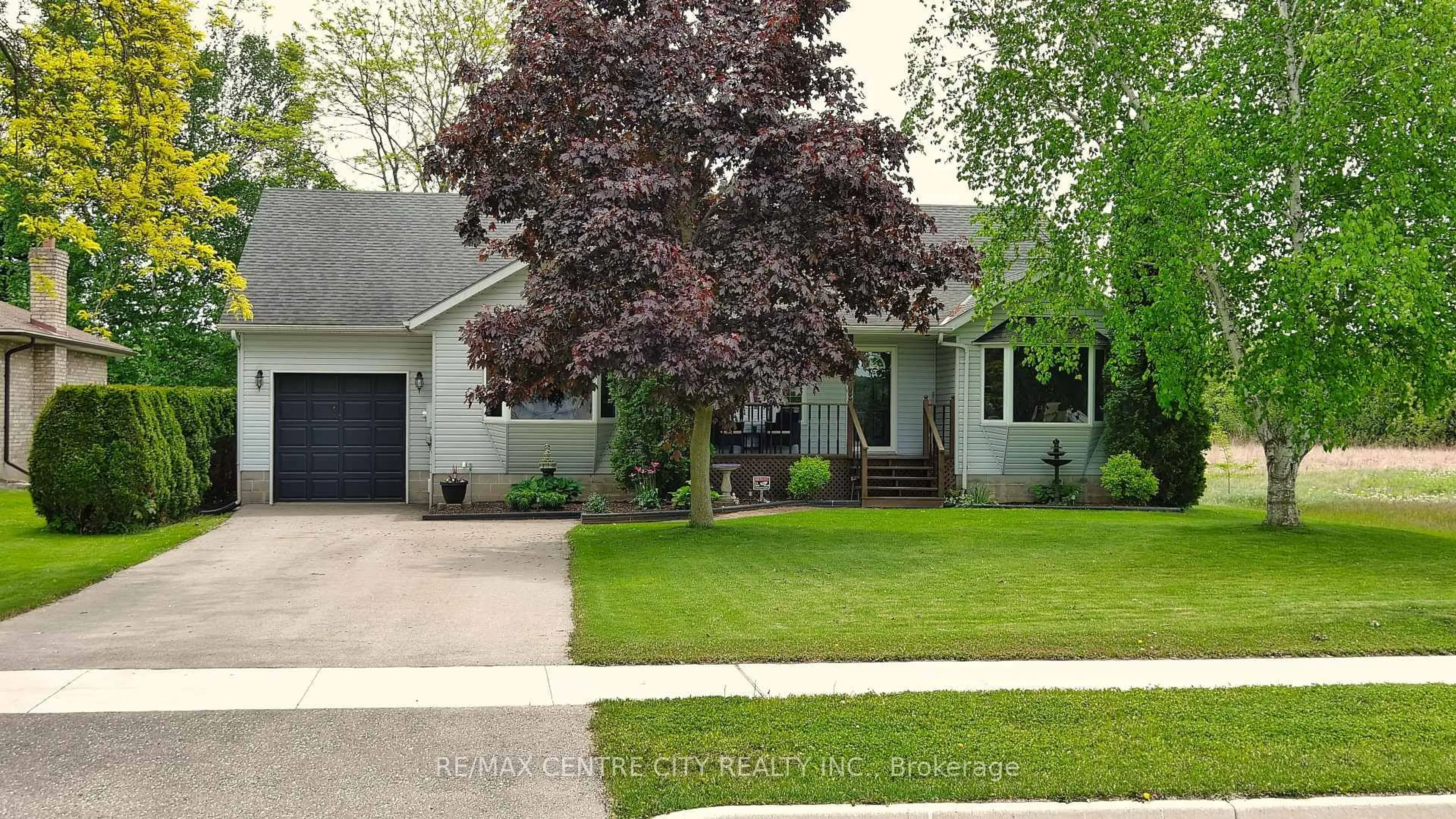 Home with vinyl exterior material, street for 212 Queen St, West Elgin Ontario N0L 2C0