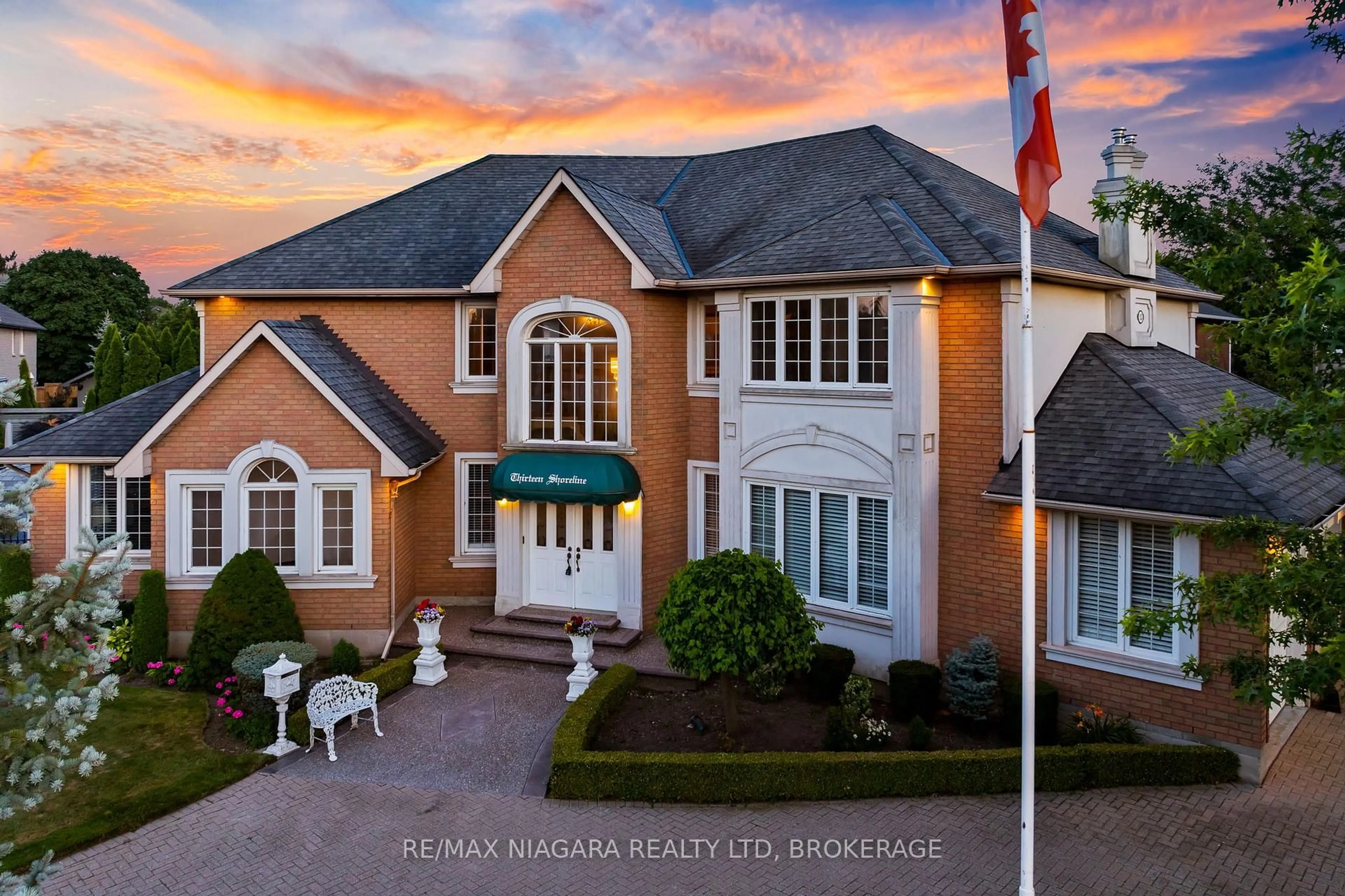 A pic from outside/outdoor area/front of a property/back of a property/a pic from drone, mountain view for 13 Shoreline Cres, Grimsby Ontario L3M 5B2