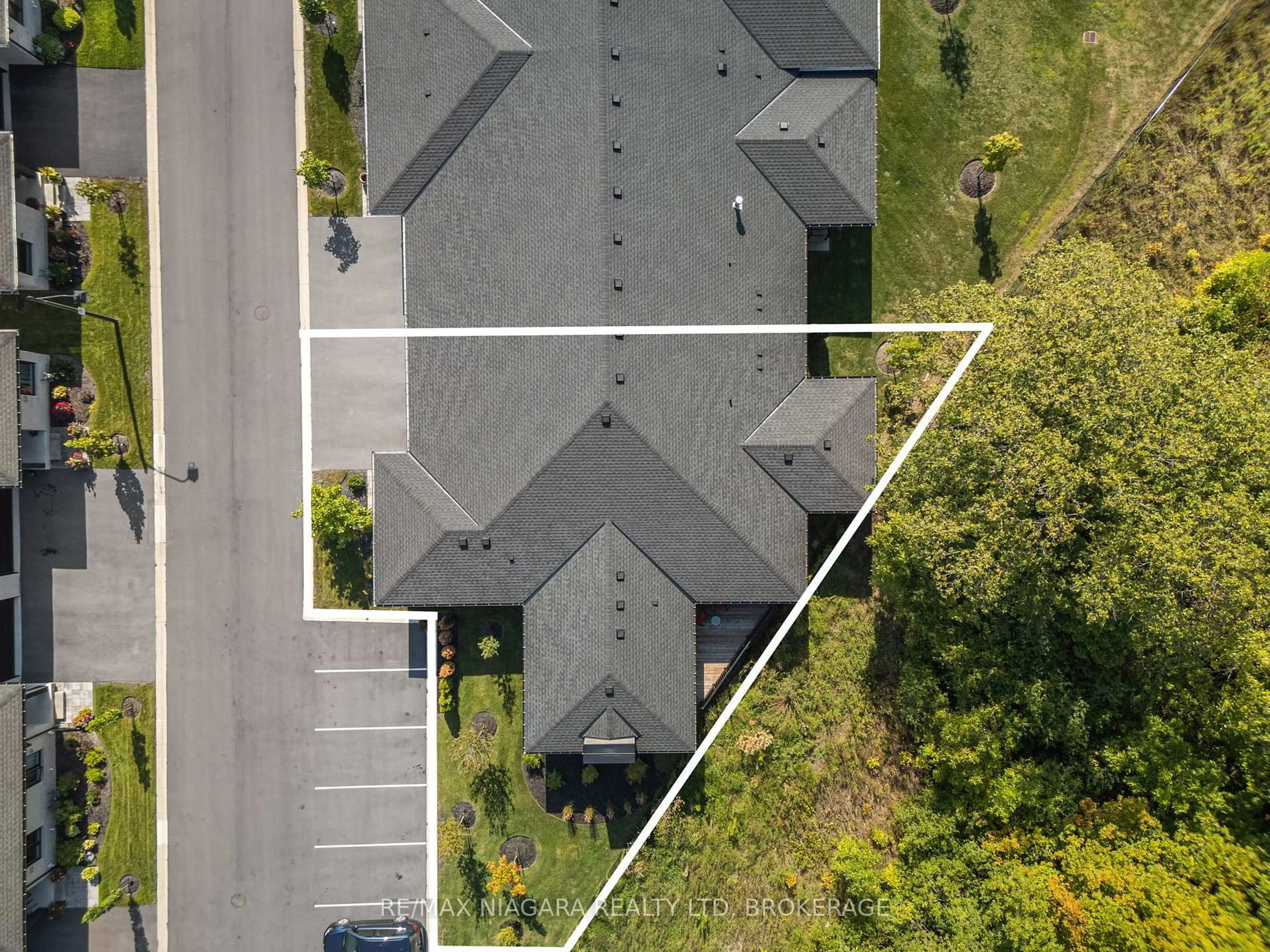 A pic from outside/outdoor area/front of a property/back of a property/a pic from drone, street for 300 Richmond St #16, Thorold Ontario L2V 0L6