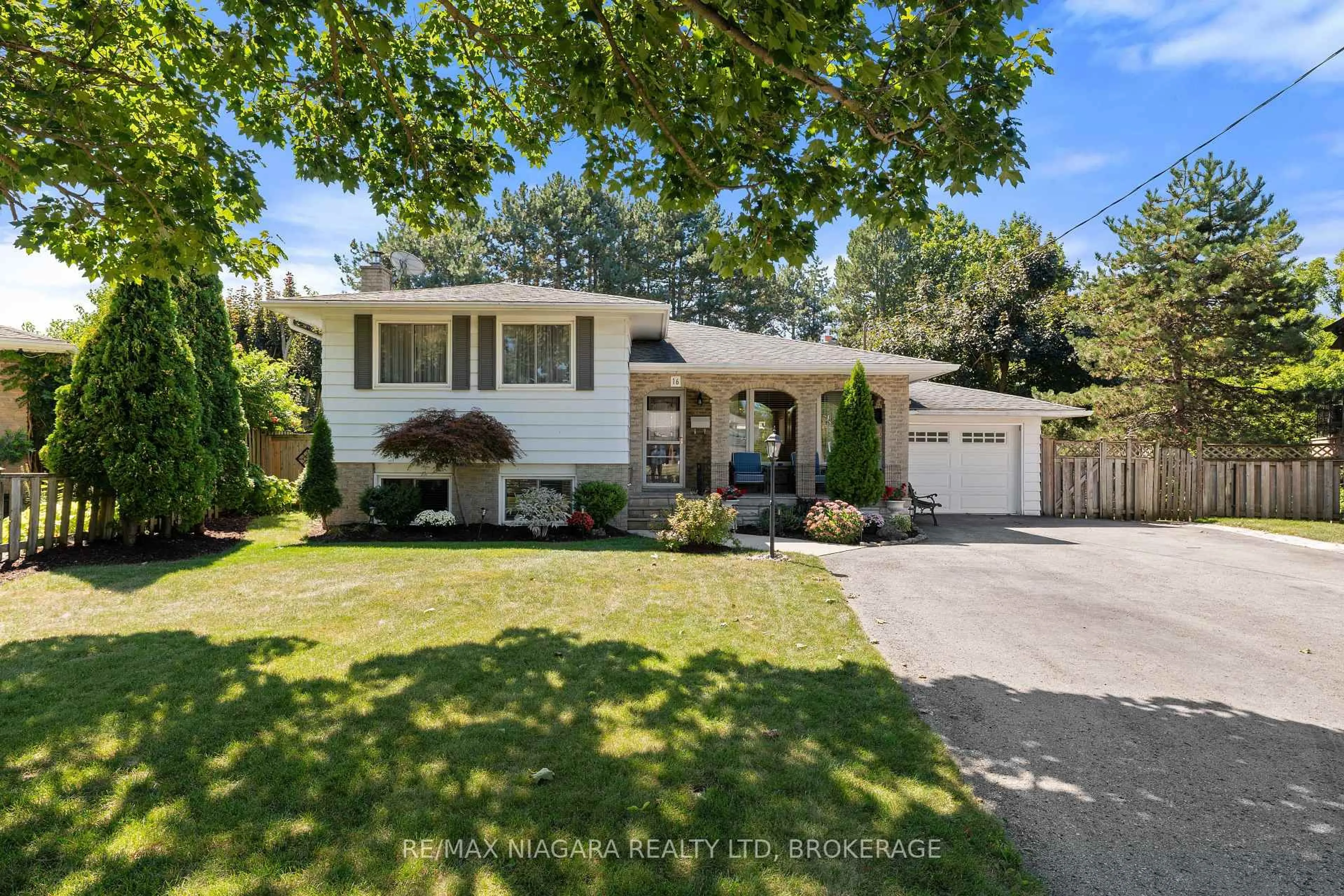 Home with vinyl exterior material, street for 16 Centennial Dr, St. Catharines Ontario L2N 6A4