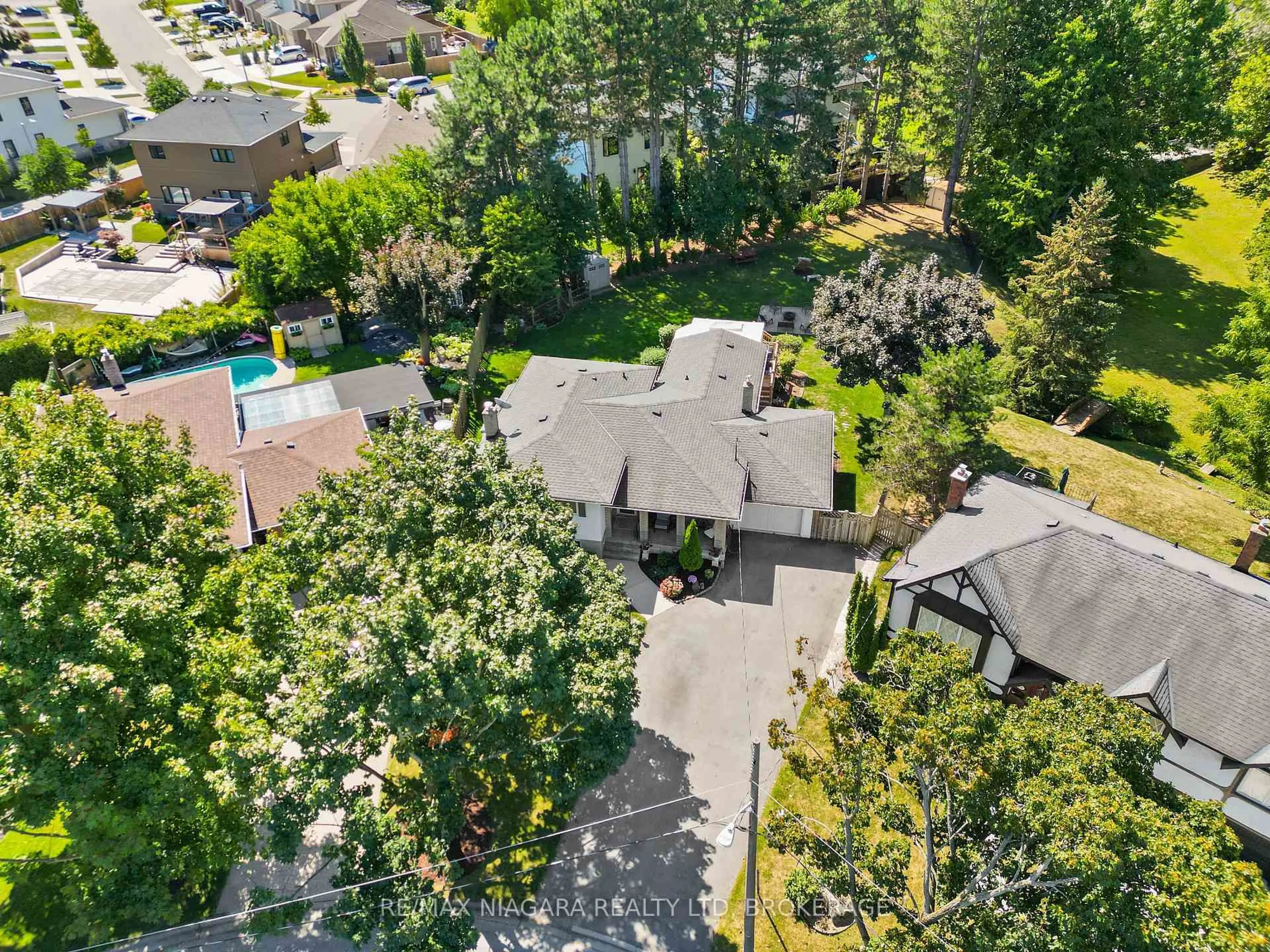 A pic from outside/outdoor area/front of a property/back of a property/a pic from drone, unknown for 16 Centennial Dr, St. Catharines Ontario L2N 6A4