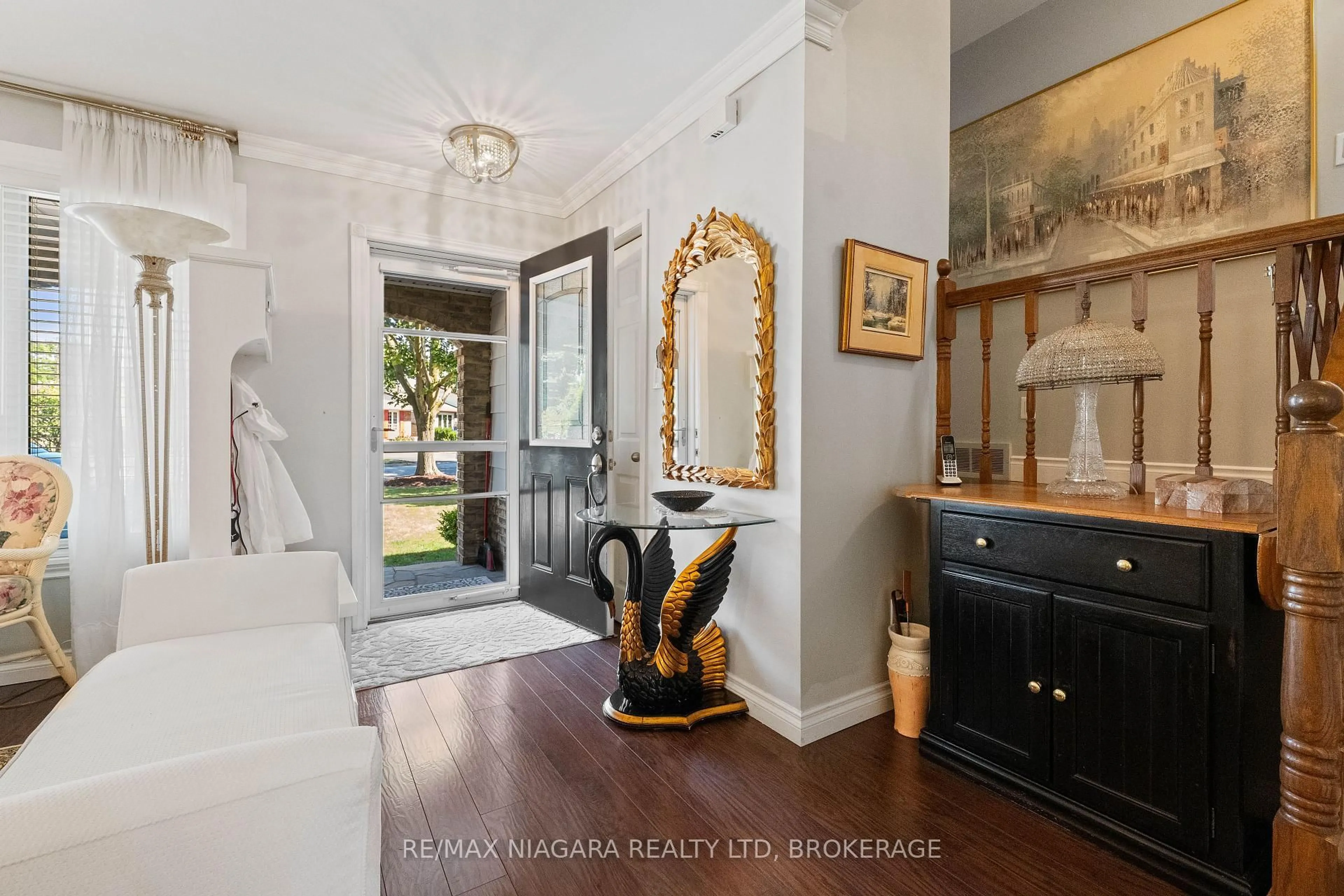 Indoor entryway for 16 Centennial Dr, St. Catharines Ontario L2N 6A4