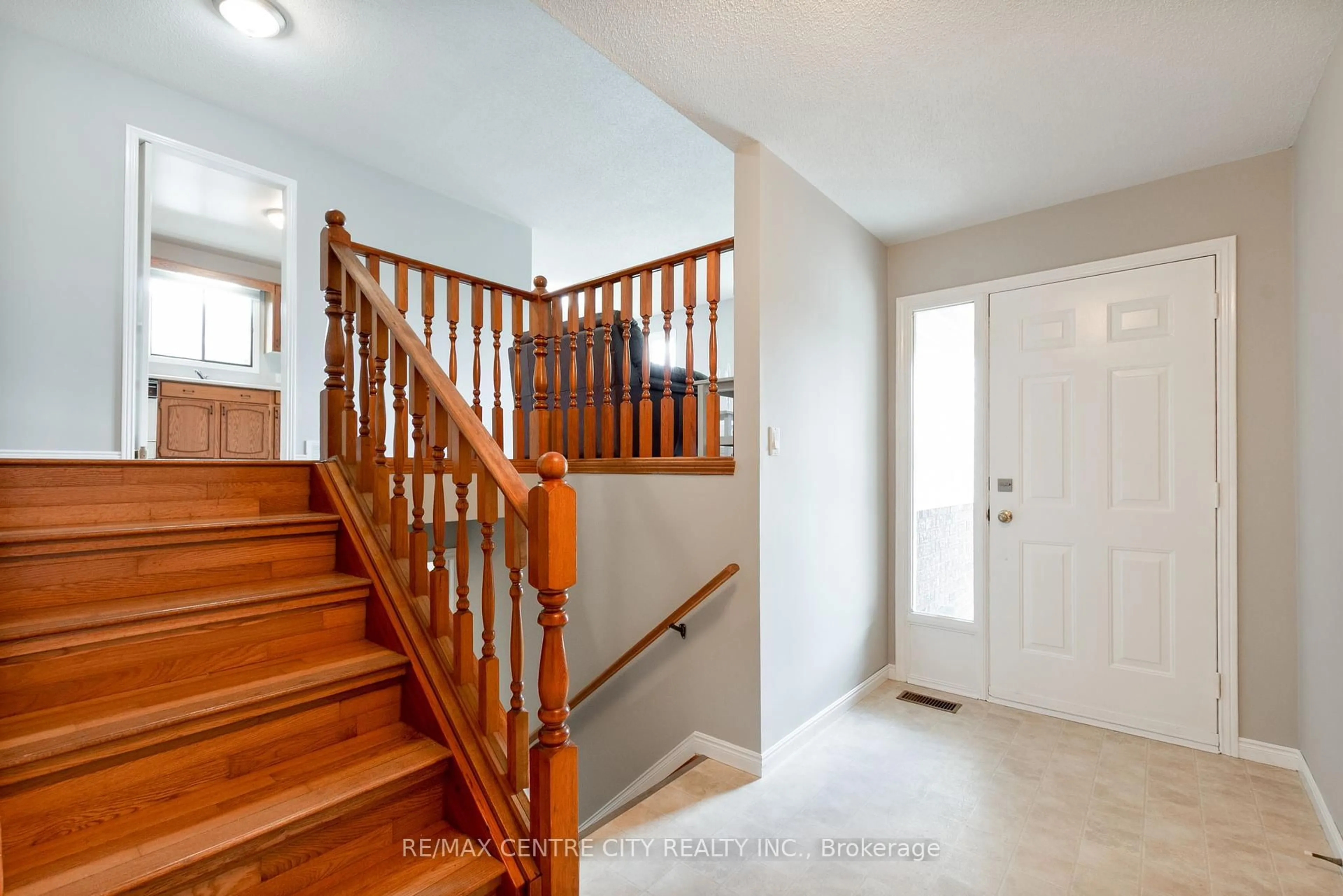 Indoor entryway for 4 Arvaleigh End, Strathroy-Caradoc Ontario N7G 3R8