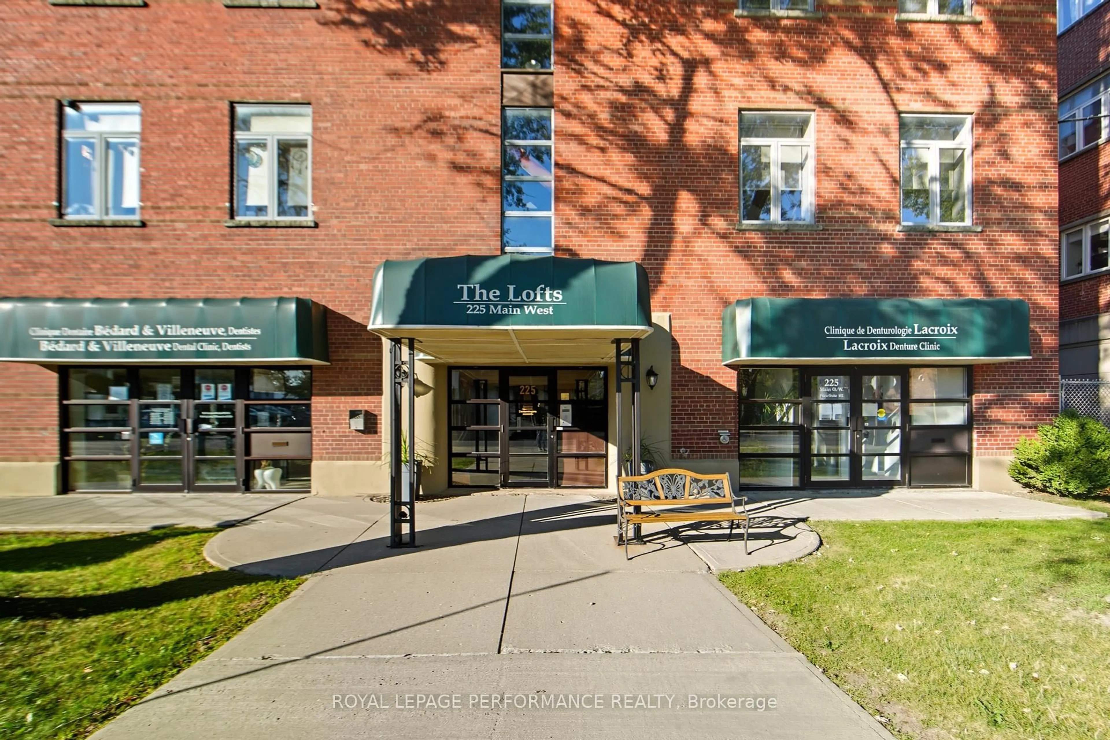 Indoor foyer for 225 Main St #202, Hawkesbury Ontario K6A 3R7