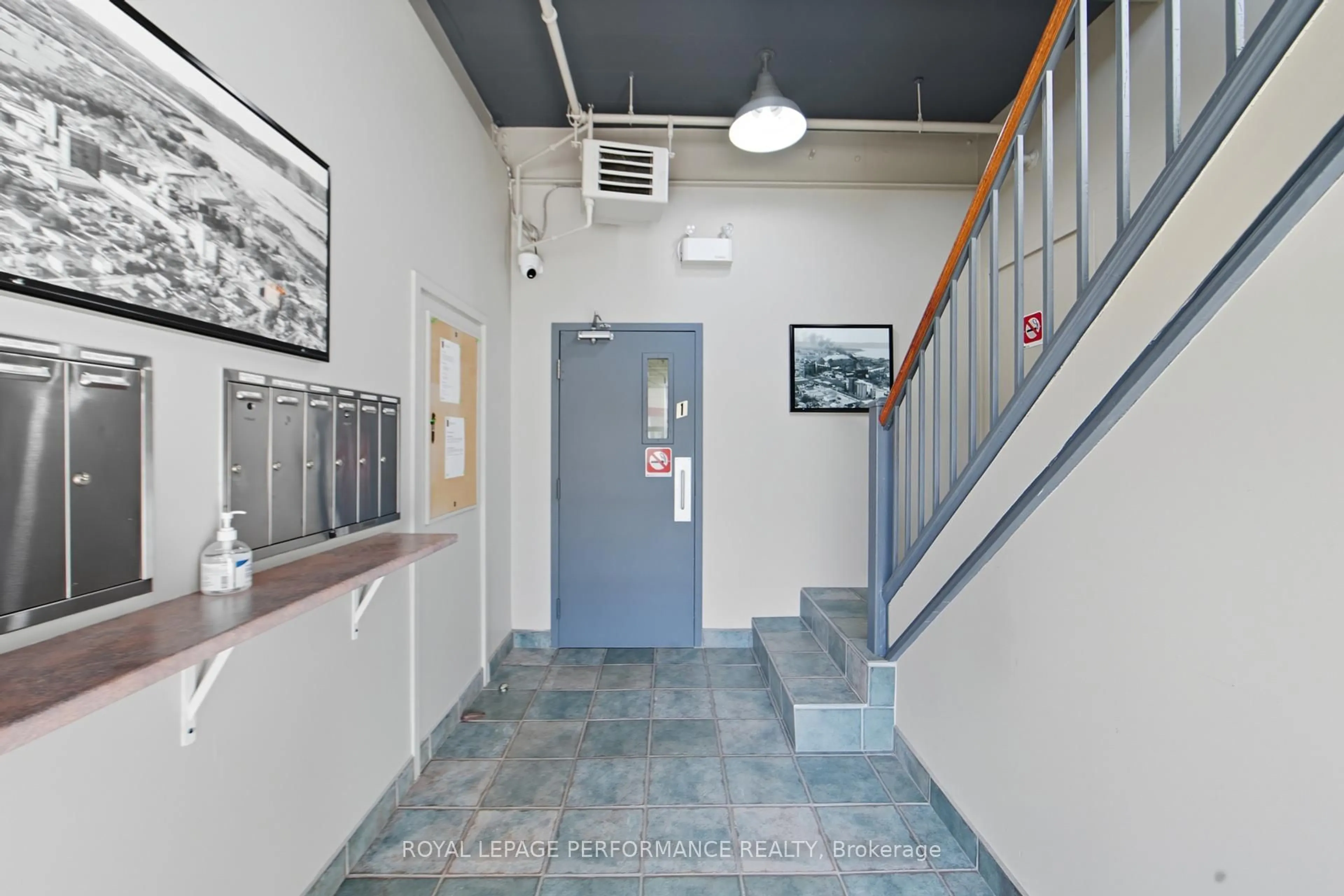 Indoor foyer for 225 Main St #202, Hawkesbury Ontario K6A 3R7
