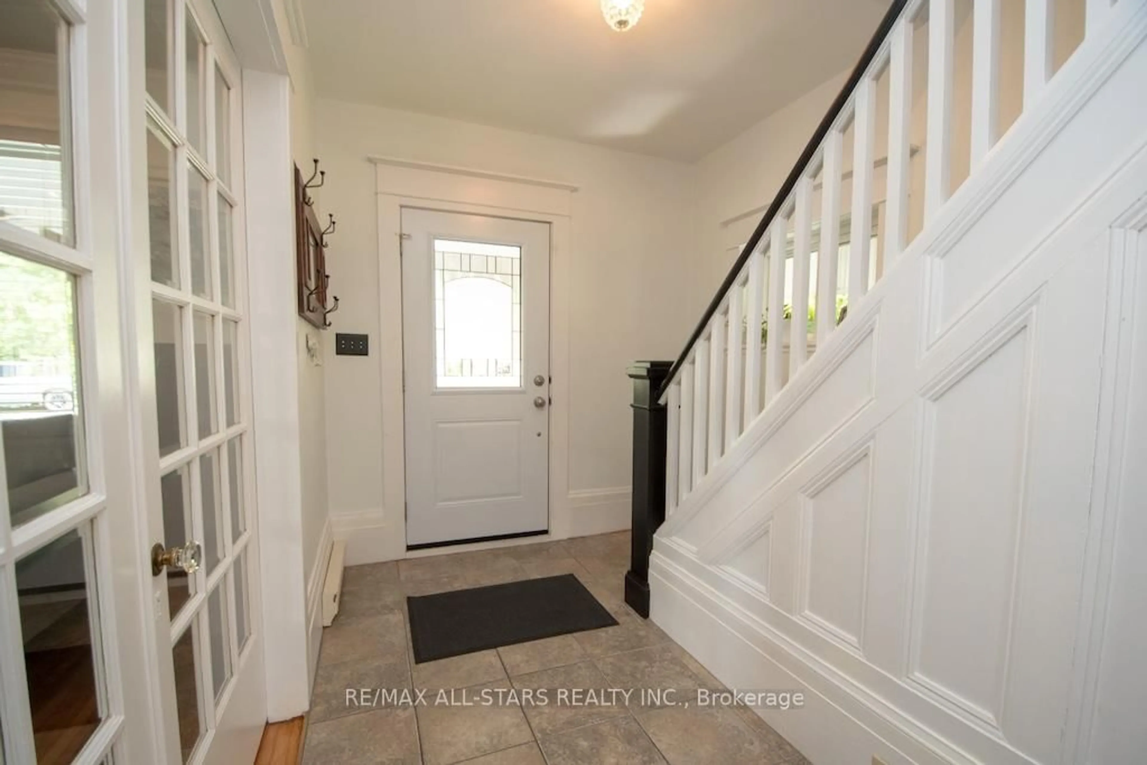 Indoor entryway for 25 Louisa St, Kawartha Lakes Ontario K0M 1N0