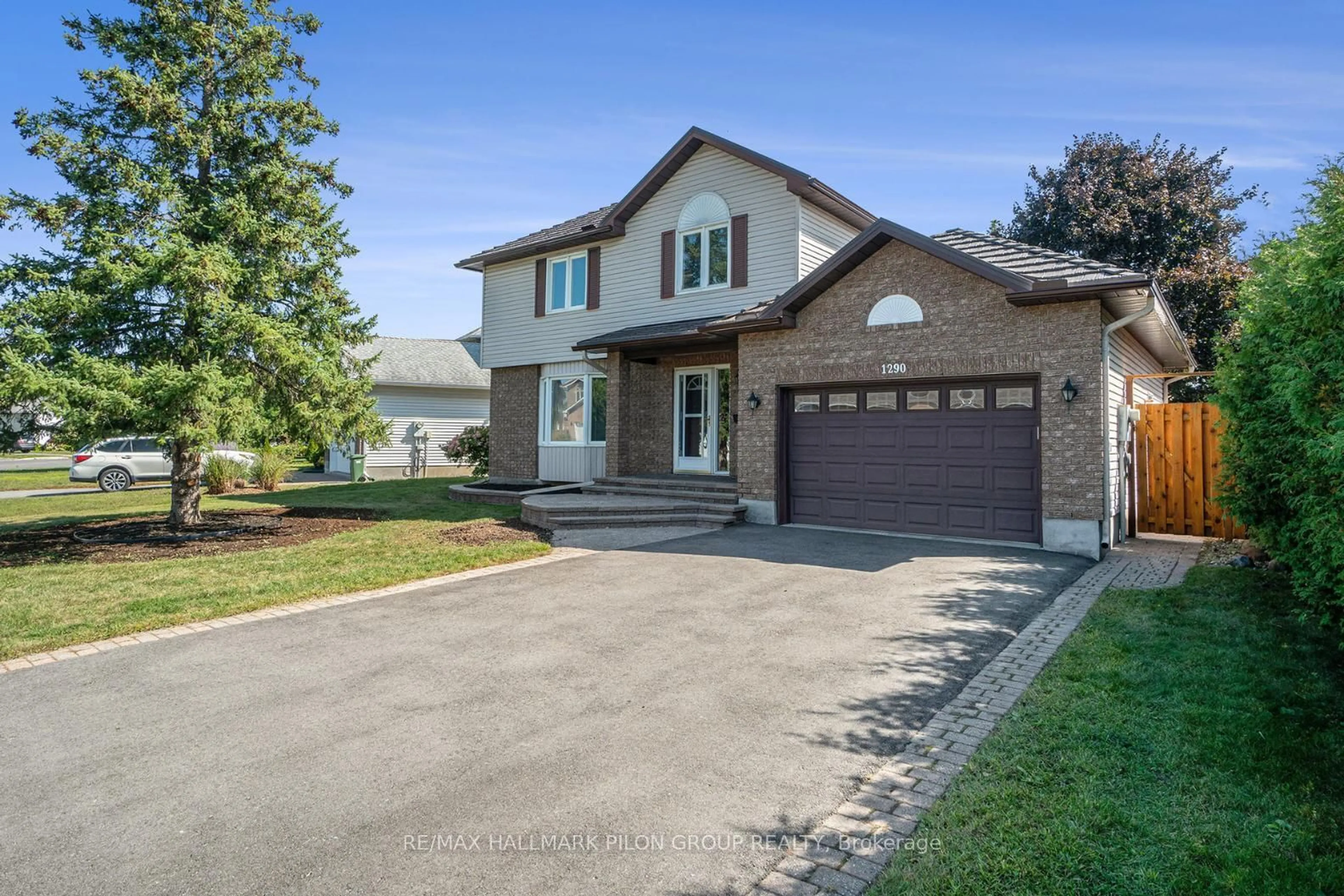 Home with brick exterior material, street for 1290 Matheson Rd, Ottawa Ontario K1J 1A8