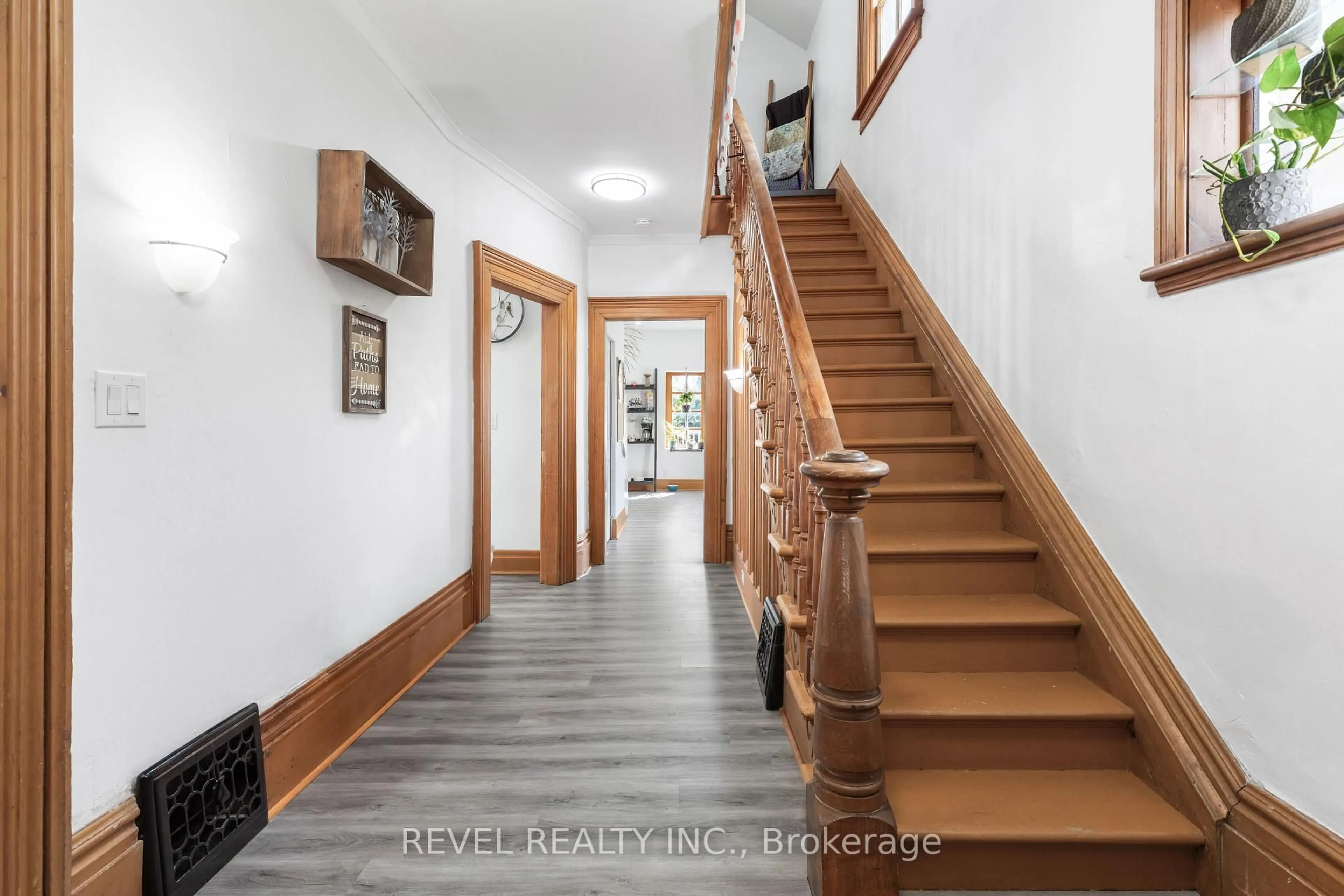Indoor foyer for 61 Bond St, Kawartha Lakes Ontario K9V 3R3