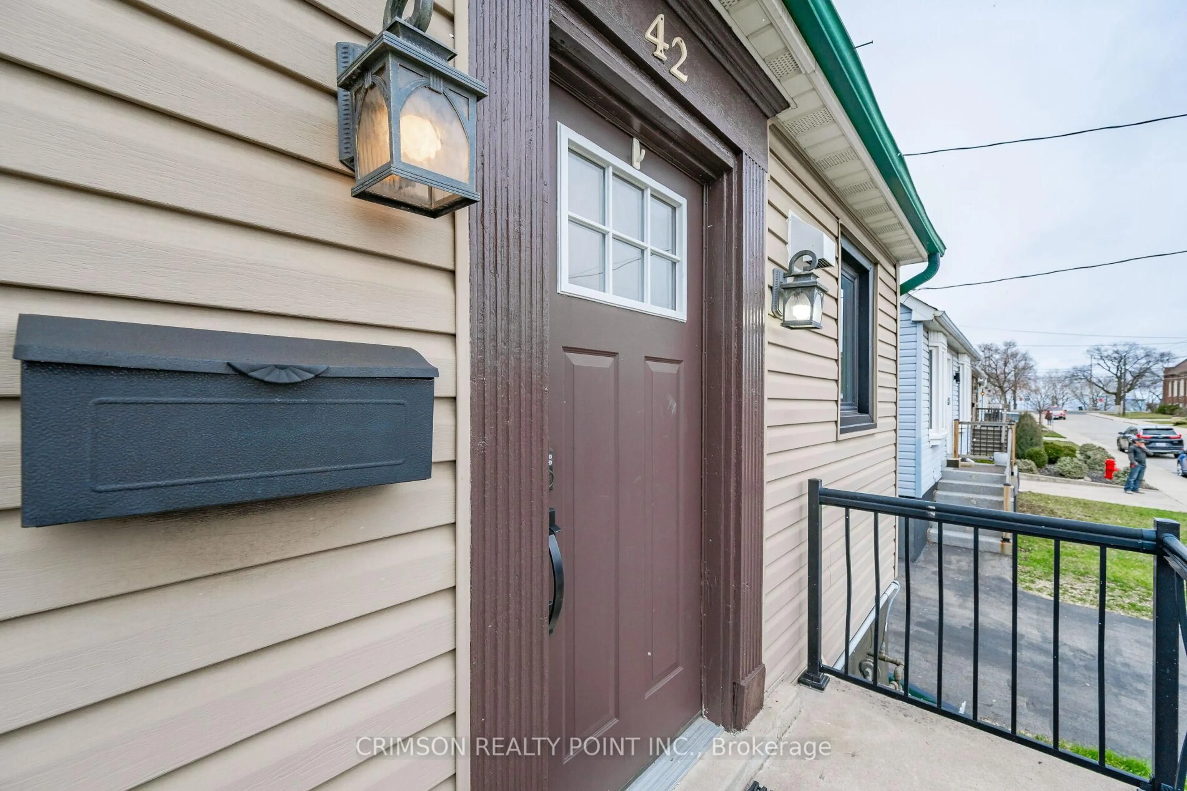 Indoor entryway for 42 East 11th St, Hamilton Ontario L9A 3T2