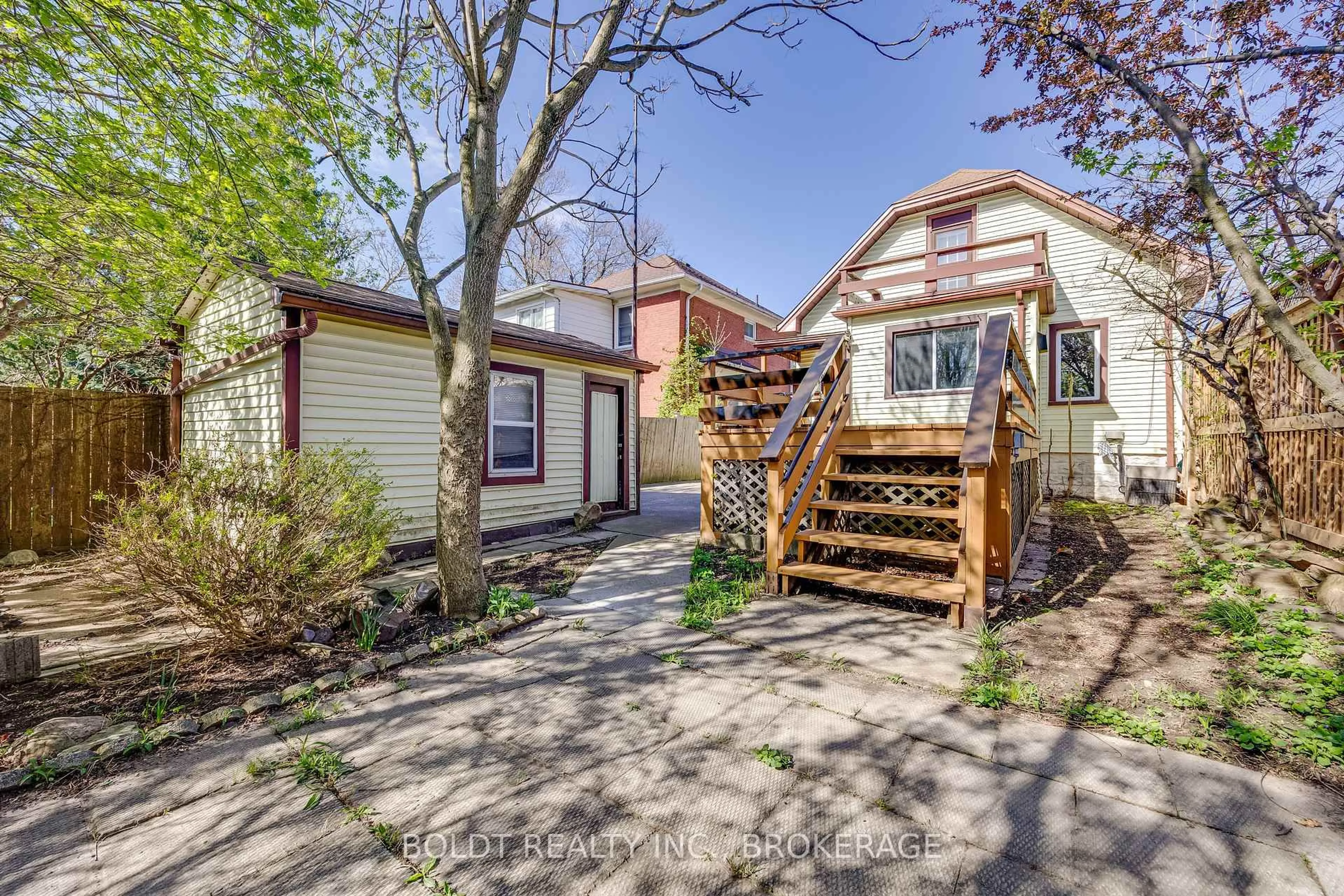 A pic from outside/outdoor area/front of a property/back of a property/a pic from drone, street for 8 Chelsea St, St. Catharines Ontario L2P 3B8