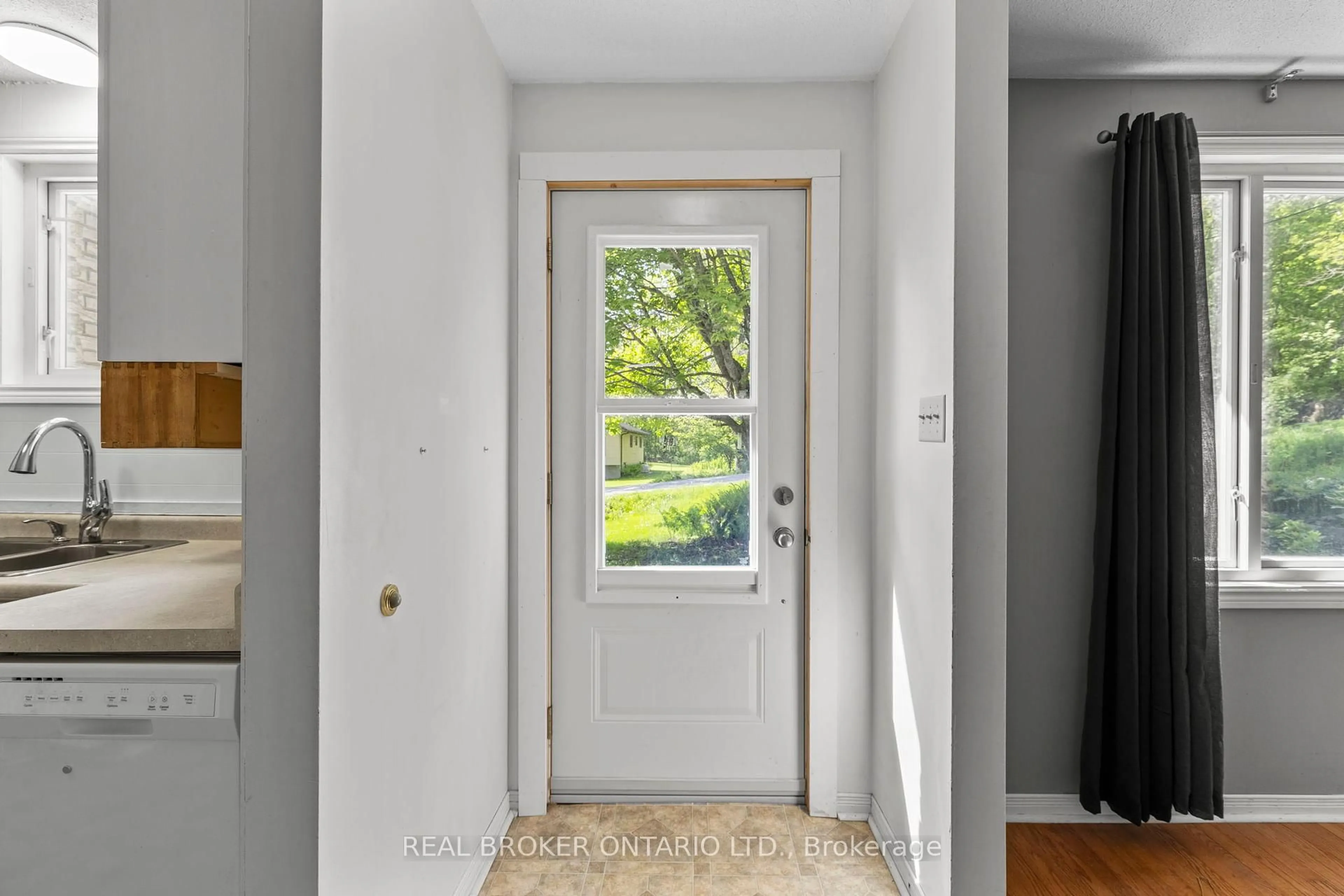 Indoor entryway for 180 Bakery Lane, Gravenhurst Ontario P1P 1R2