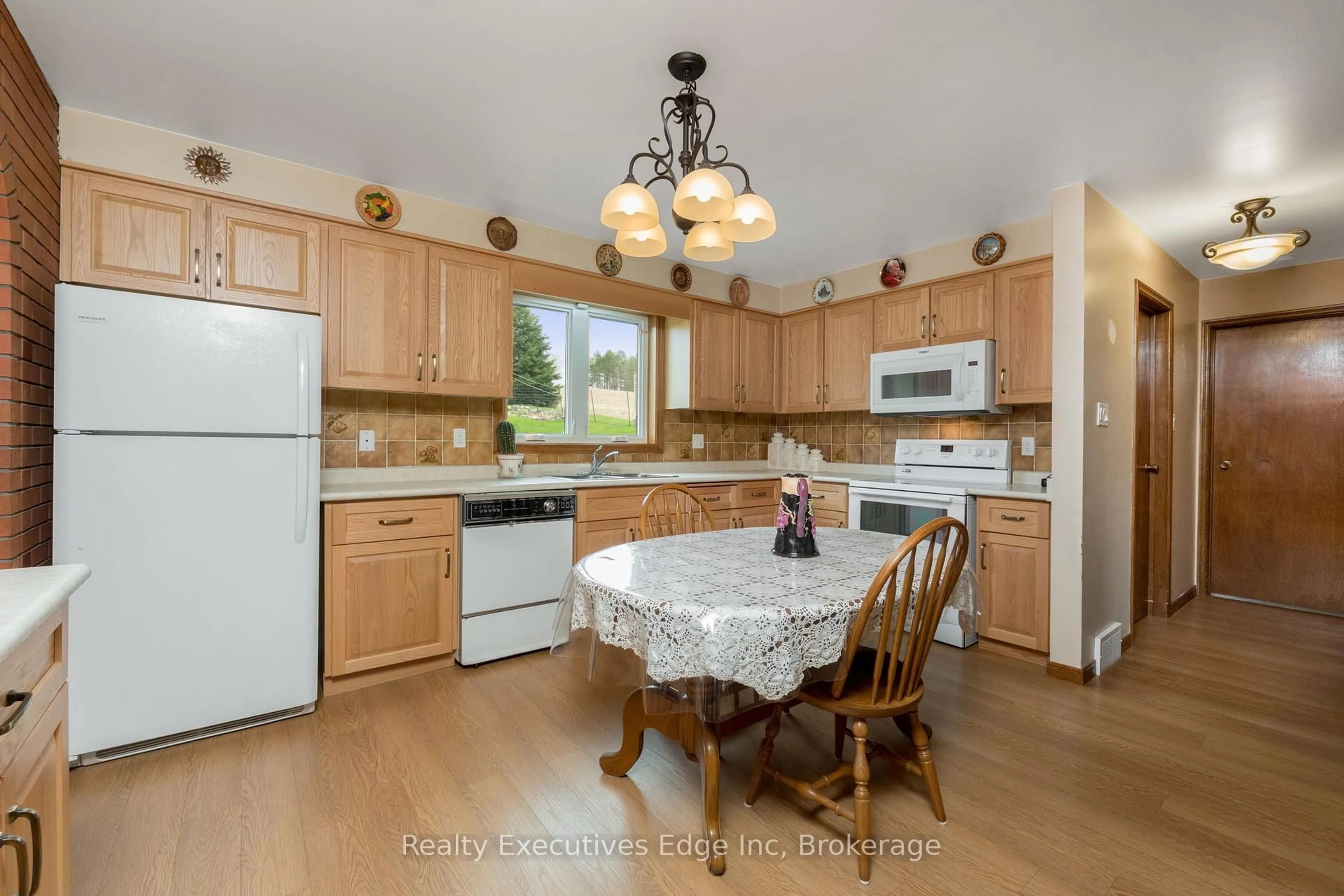 Standard kitchen, unknown for 5601 Fifth Line, Guelph/Eramosa Ontario N0B 2K0