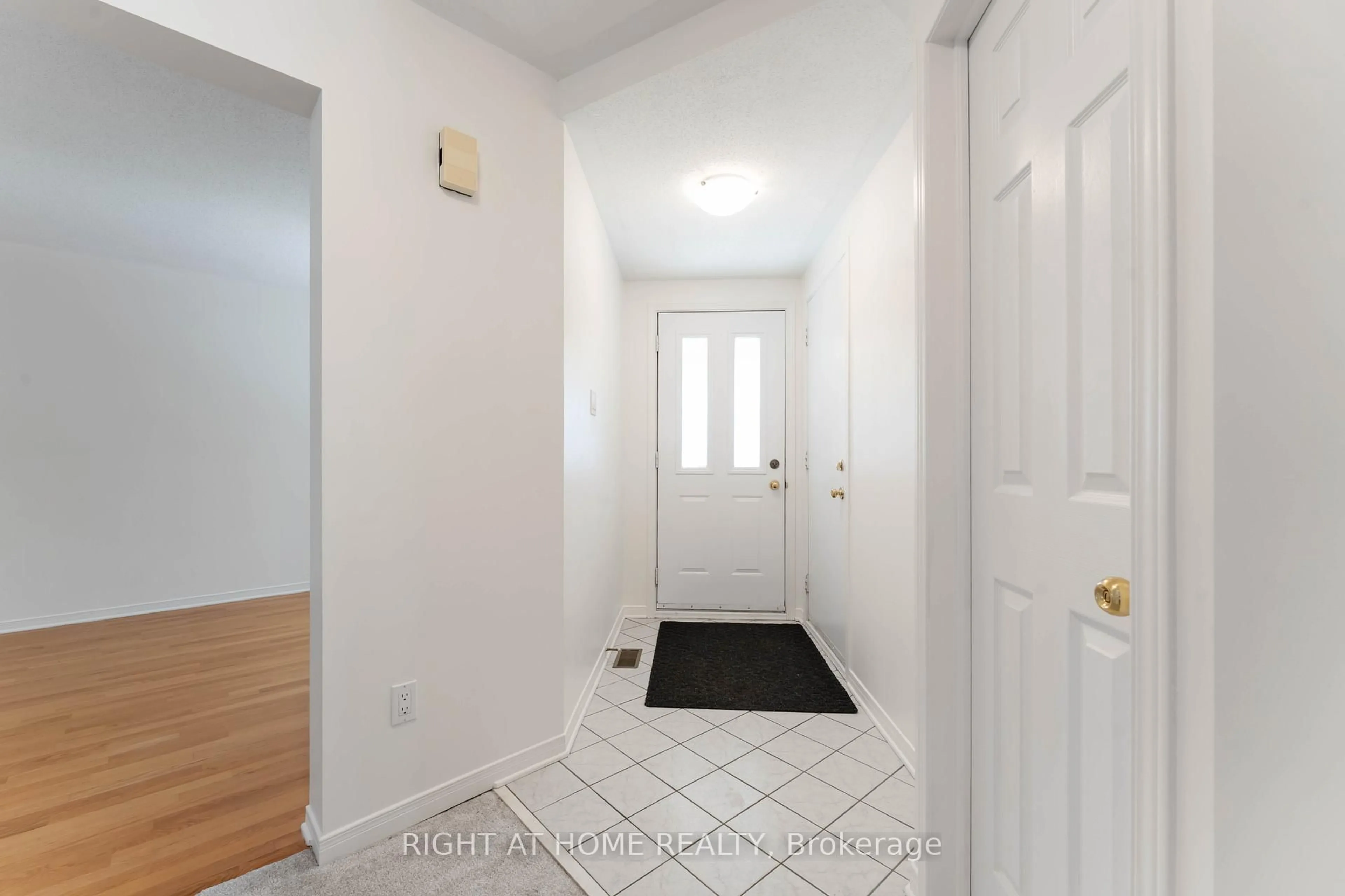 Indoor entryway for 11 Wiltshire Circ, Ottawa Ontario K2J 4K9