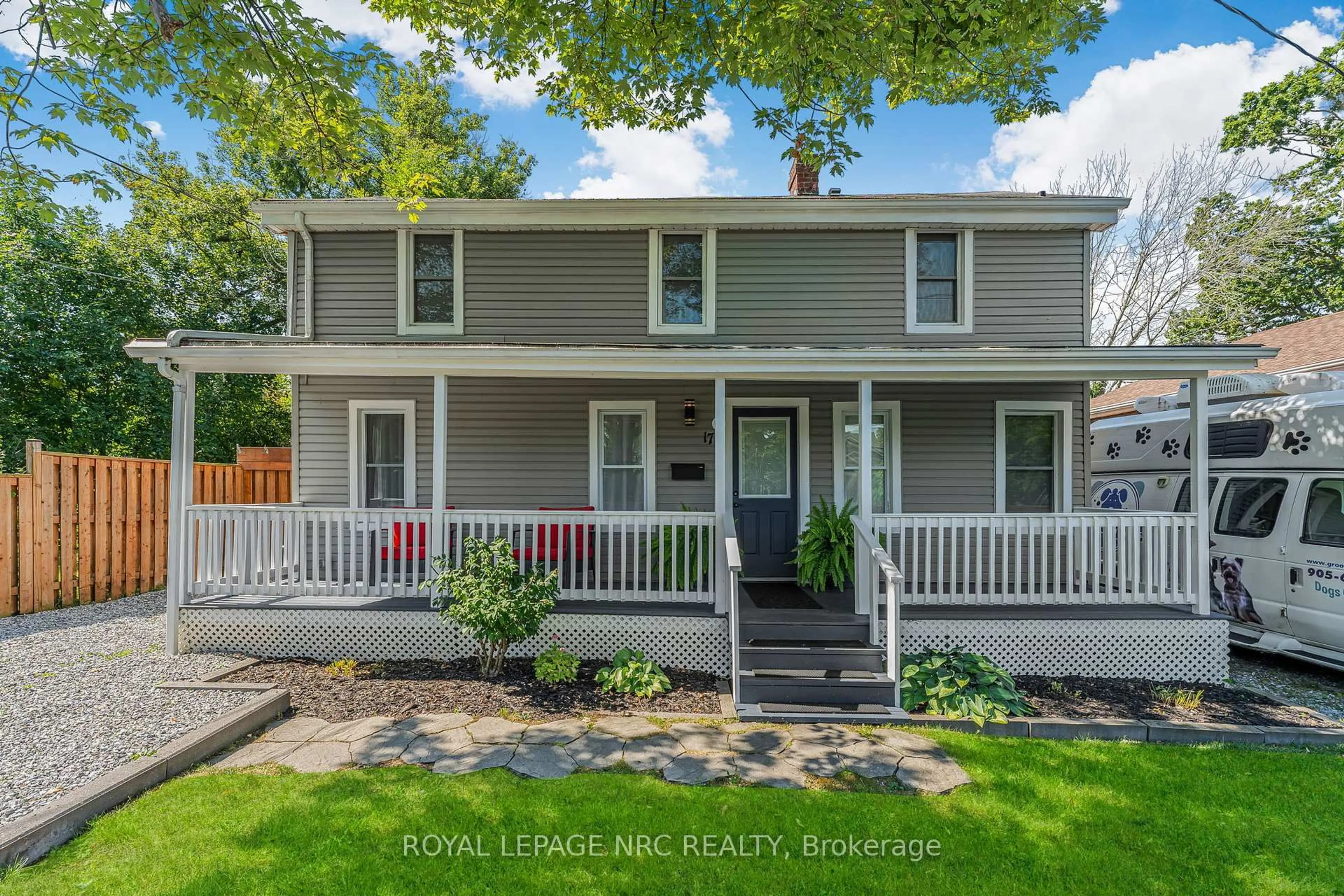 Home with vinyl exterior material, street for 17 Windsor Ave, Fort Erie Ontario L2A 5L8