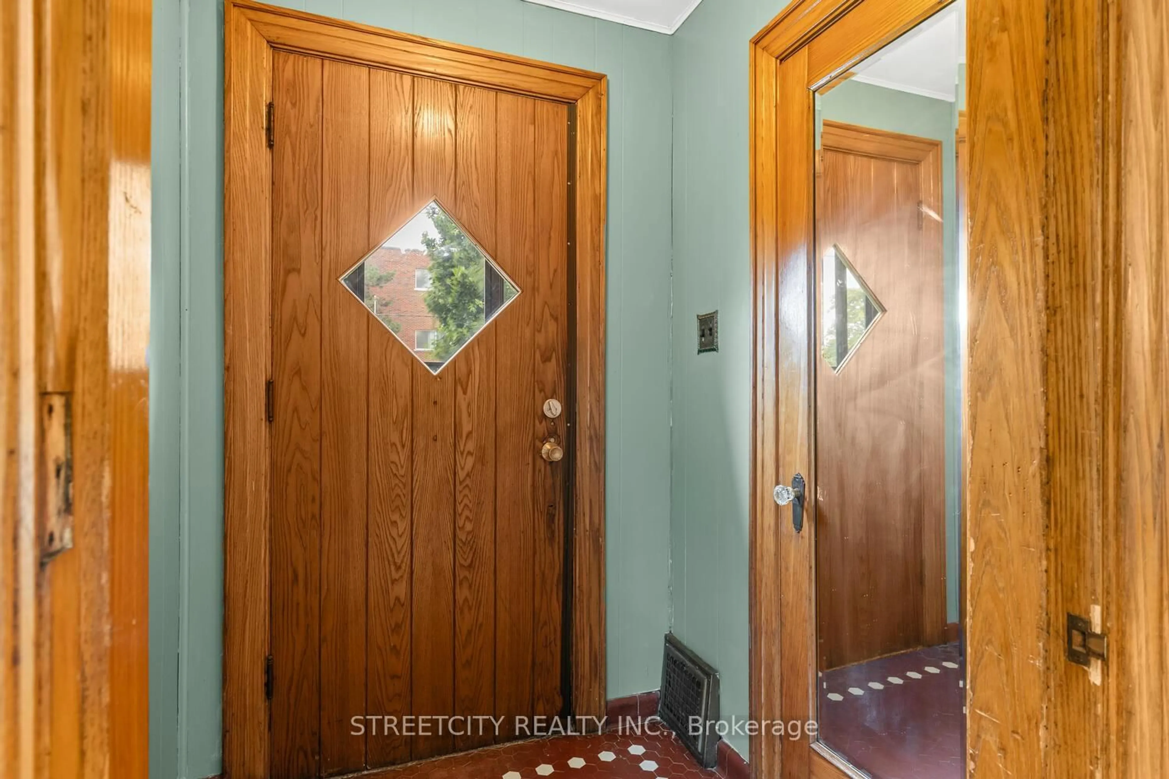 Indoor entryway for 1235 King St, London East Ontario N5W 2Y3