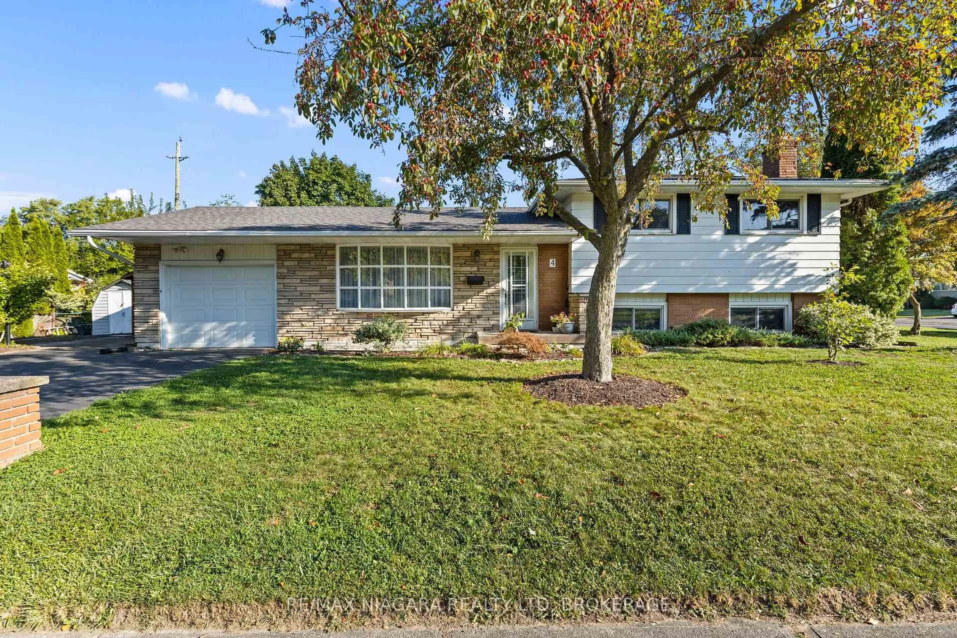 Home with vinyl exterior material, street for 4 Willow St, Welland Ontario L3C 4L1