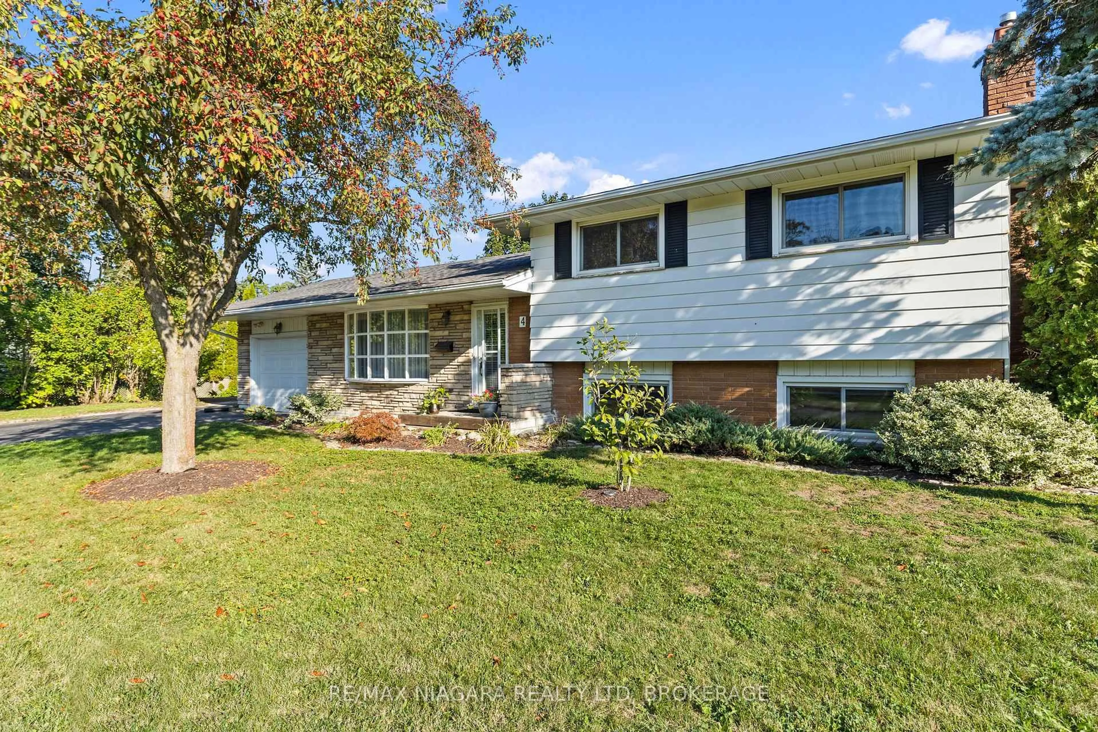 Home with vinyl exterior material, street for 4 Willow St, Welland Ontario L3C 4L1