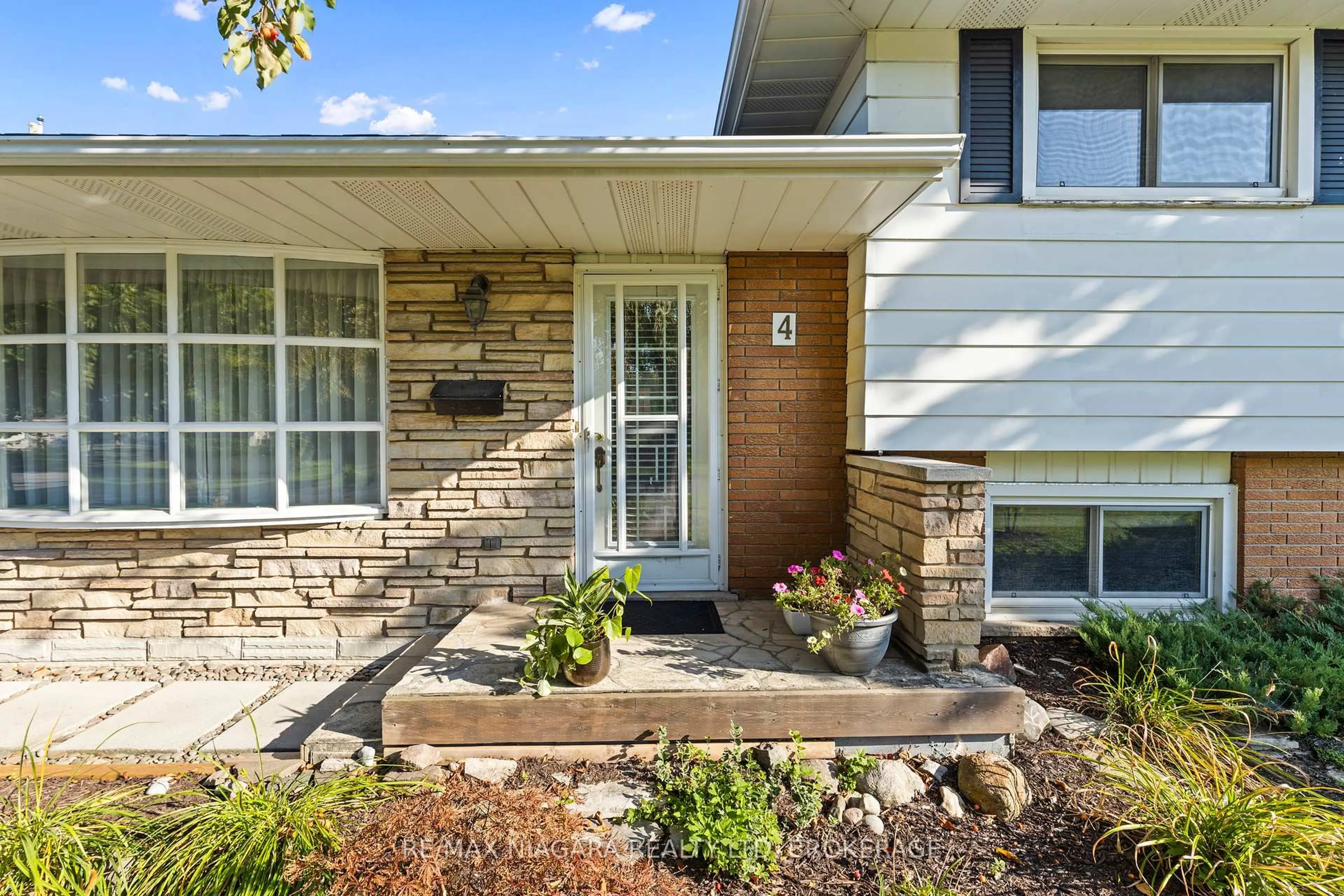 Home with brick exterior material, street for 4 Willow St, Welland Ontario L3C 4L1
