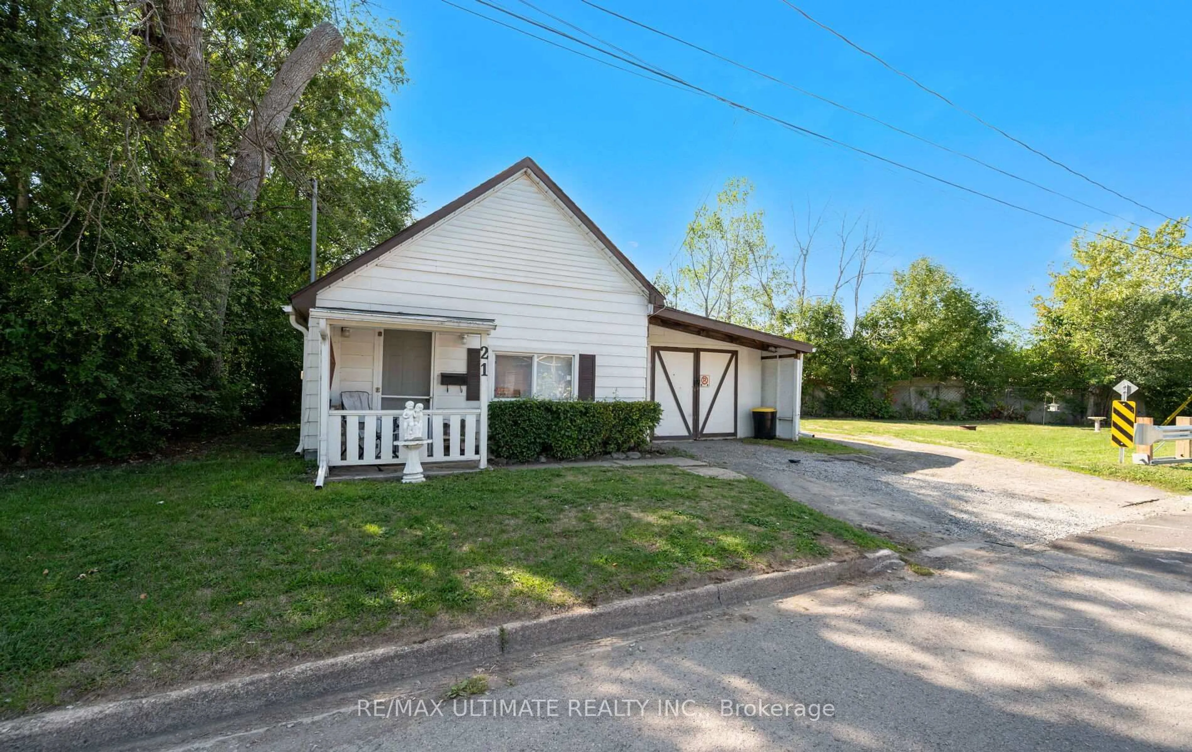 A pic from outside/outdoor area/front of a property/back of a property/a pic from drone, street for 21 Russell St, Fort Erie Ontario L2A 4C1
