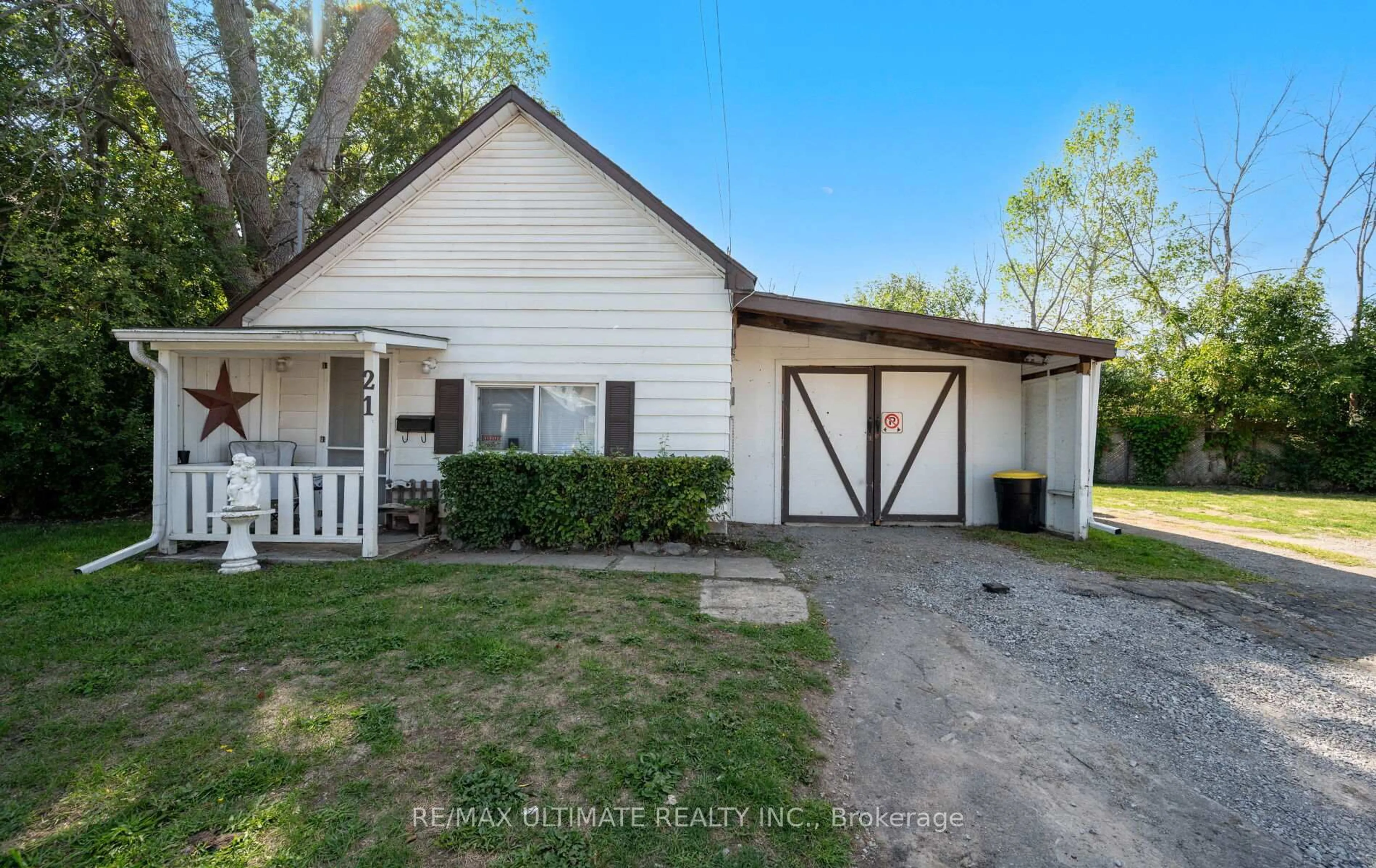 Home with vinyl exterior material, street for 21 Russell St, Fort Erie Ontario L2A 4C1