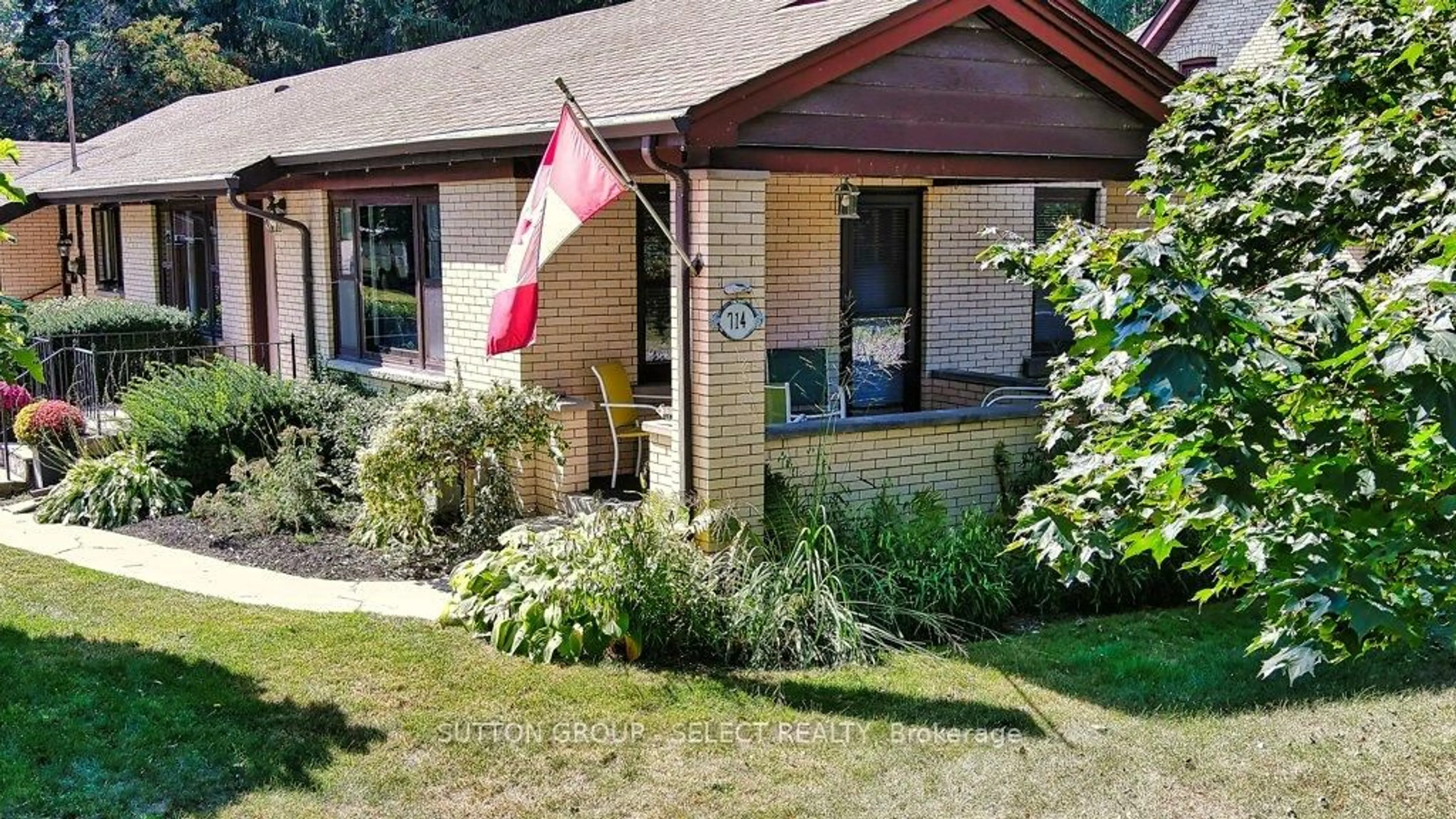 Patio, street for 714 Springbank Dr, London South Ontario N6K 1A3