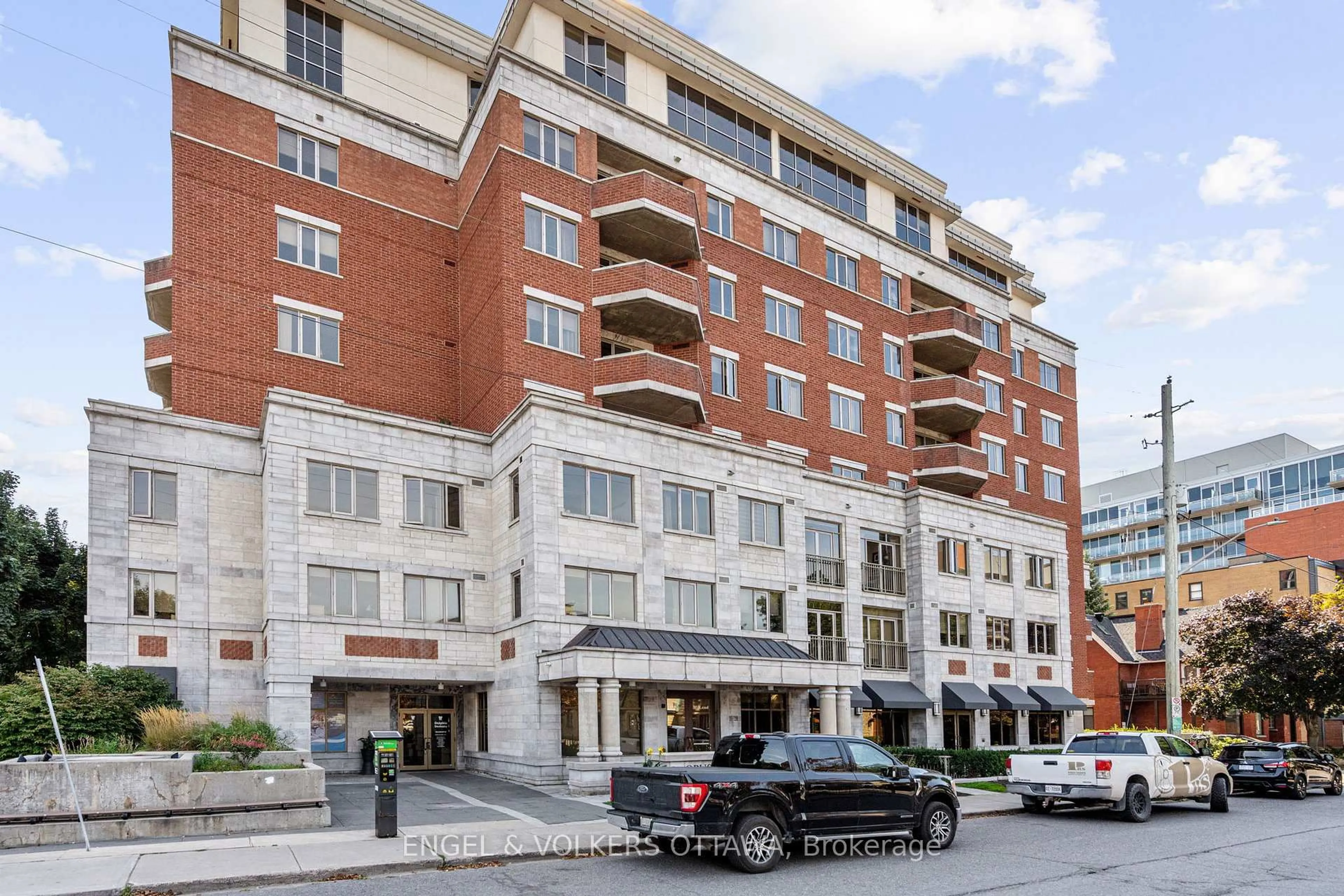 Patio, building for 320 Mcleod St #403, Ottawa Ontario K2P 1A3