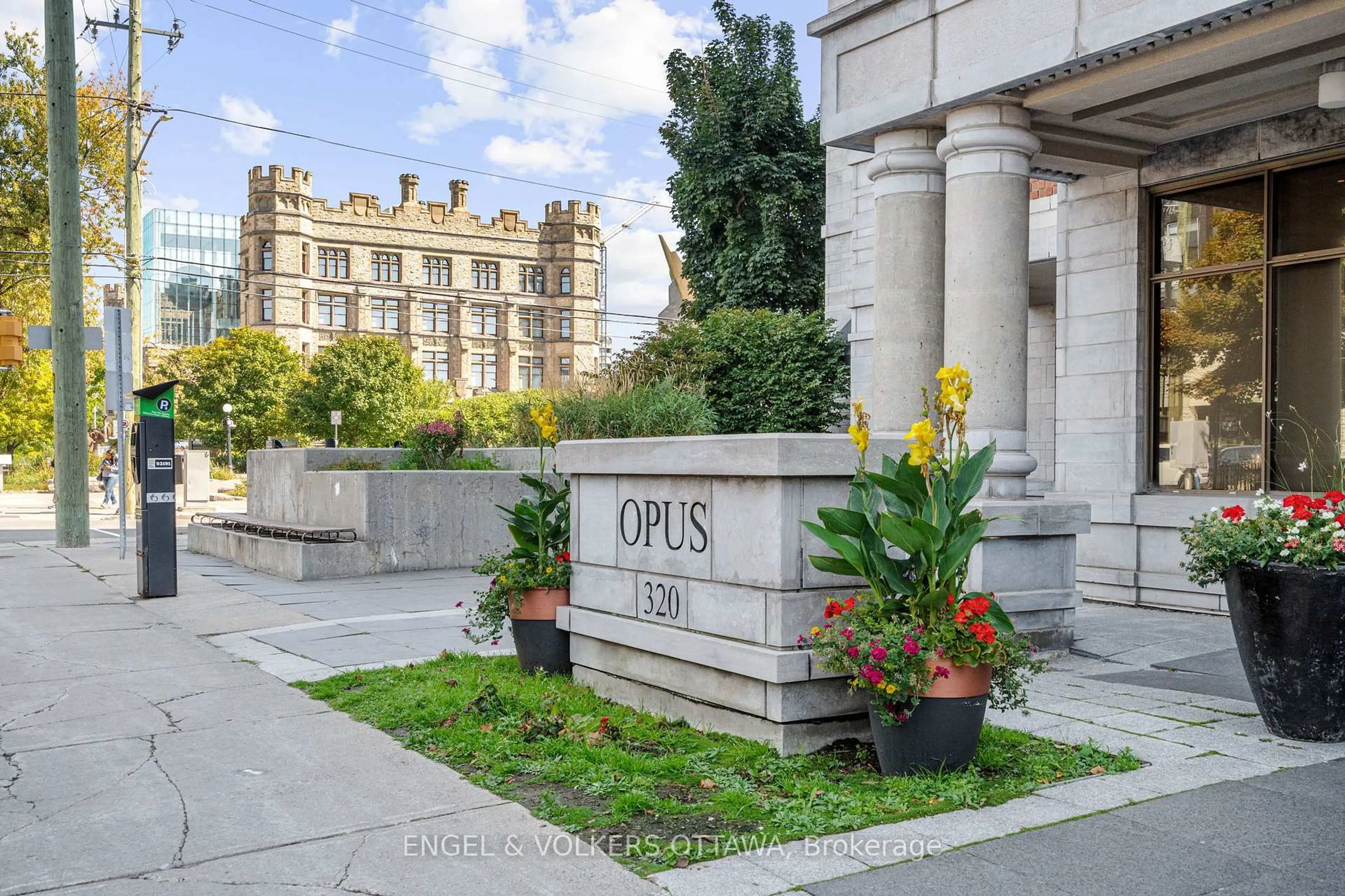 Unknown for 320 Mcleod St #403, Ottawa Ontario K2P 1A3