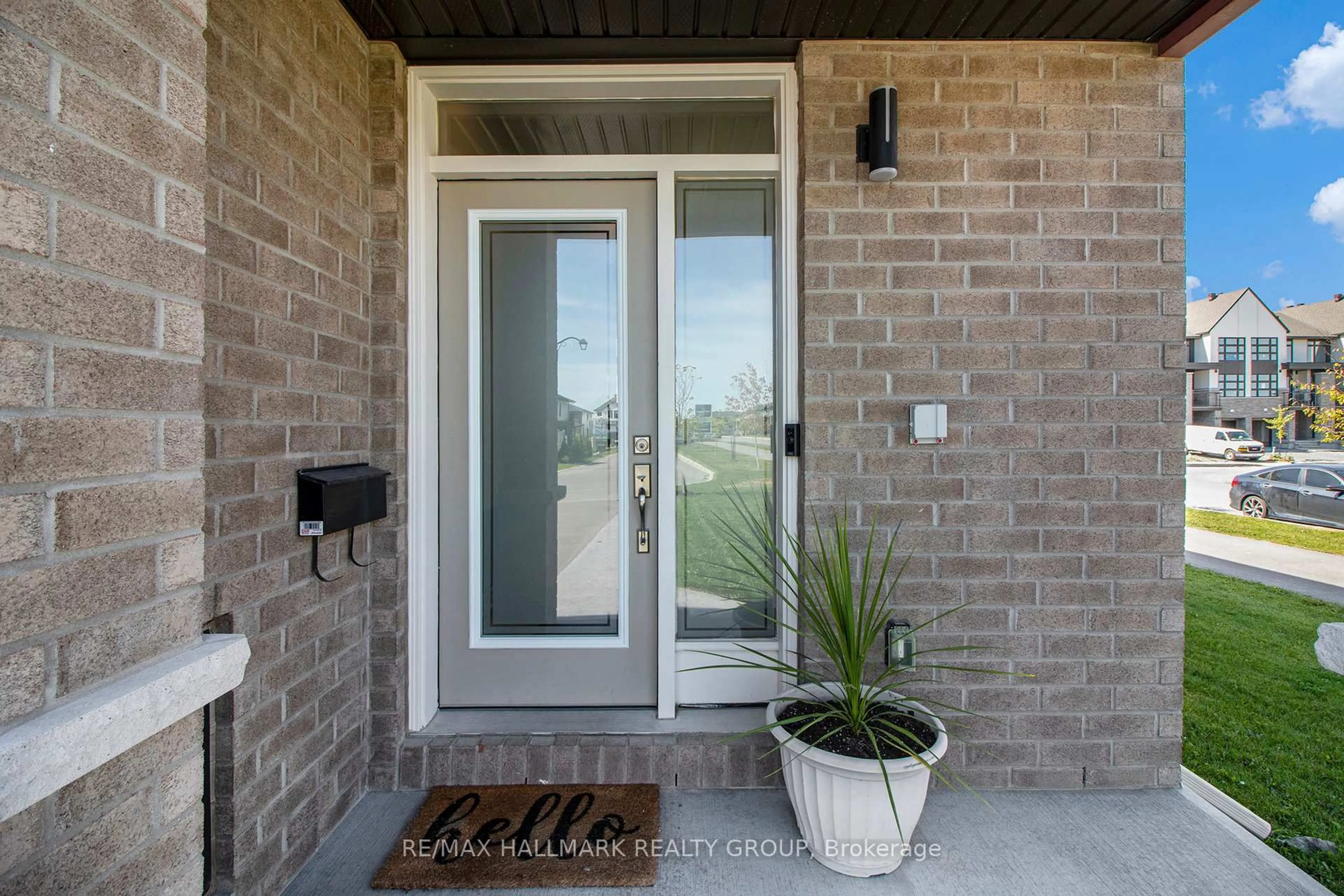 Indoor entryway for 754 Cairn Cres, Ottawa Ontario K1W 0P4