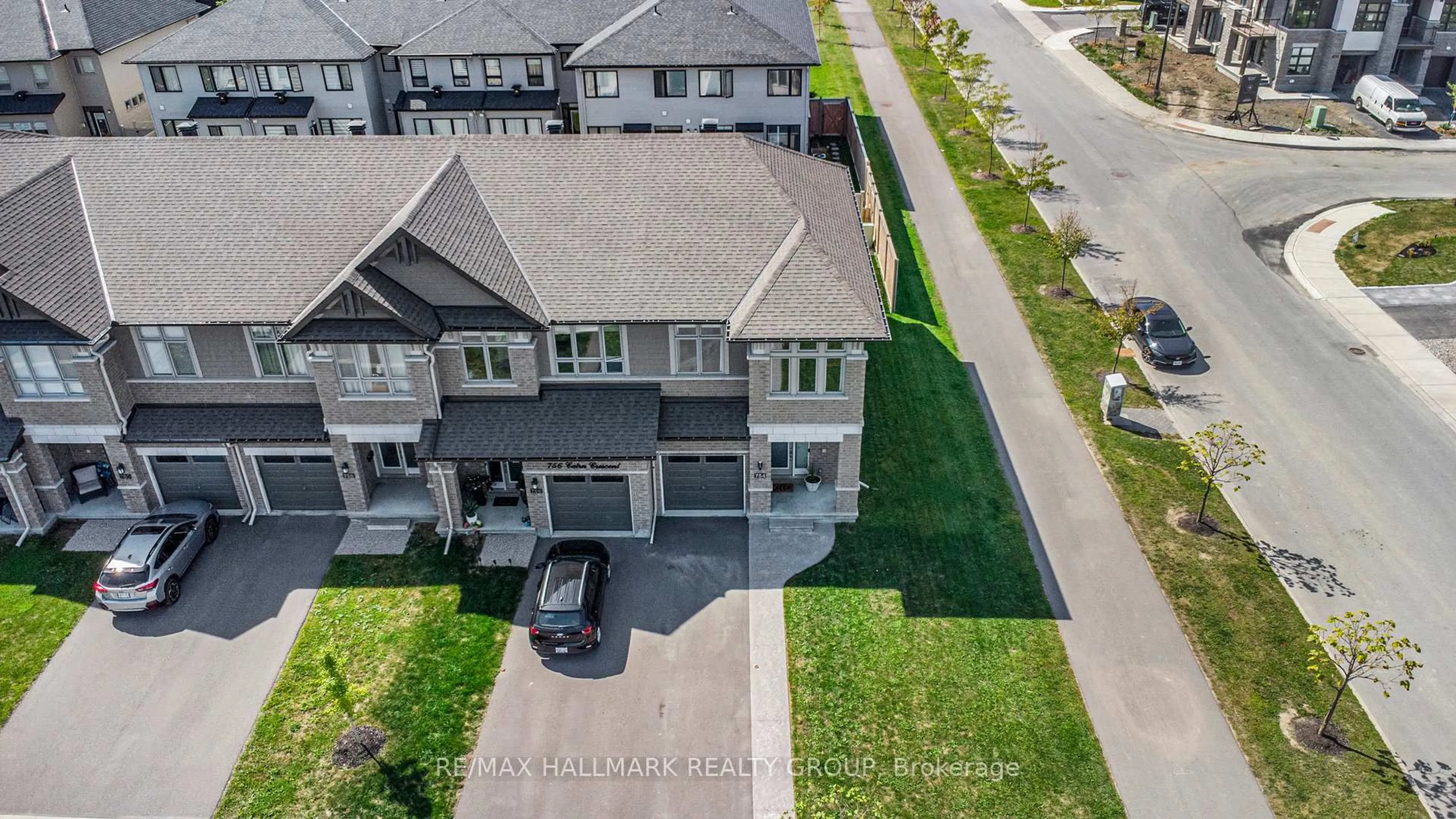 A pic from outside/outdoor area/front of a property/back of a property/a pic from drone, street for 754 Cairn Cres, Ottawa Ontario K1W 0P4