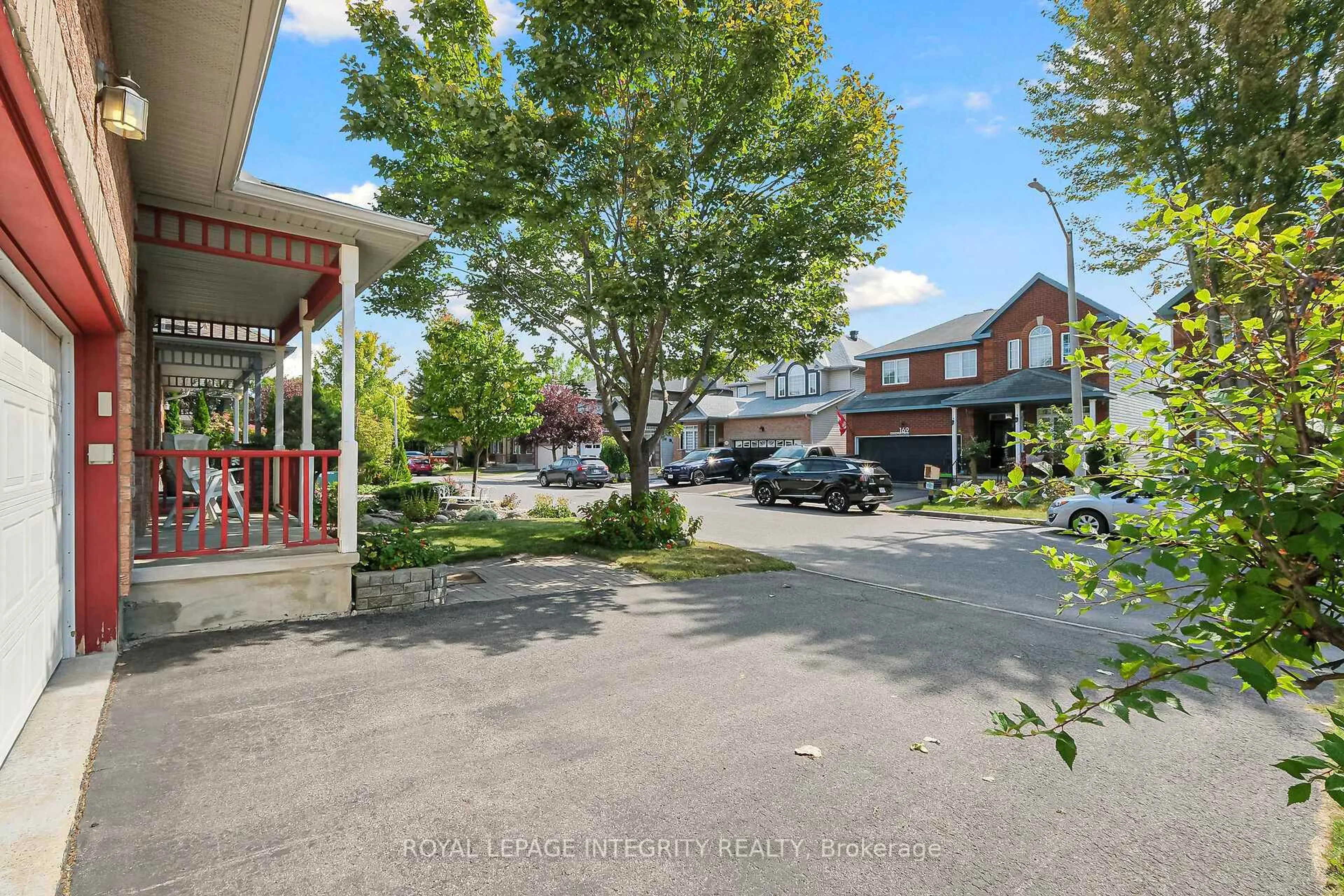 Patio, street for 170 Grandpark Circ, Ottawa Ontario K1G 6R5