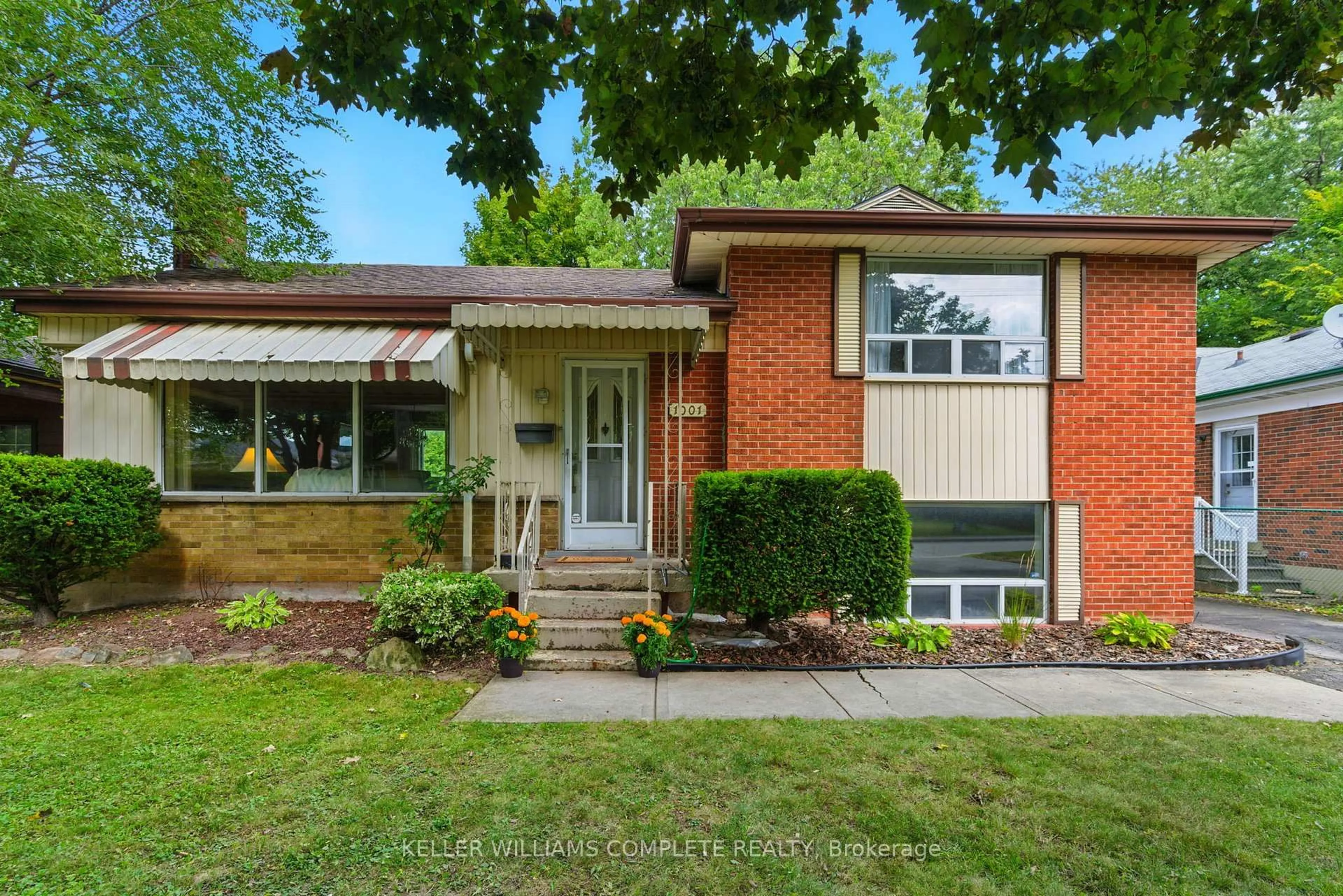 Home with brick exterior material, street for 1001 Brucedale Ave, Hamilton Ontario L8T 1M6