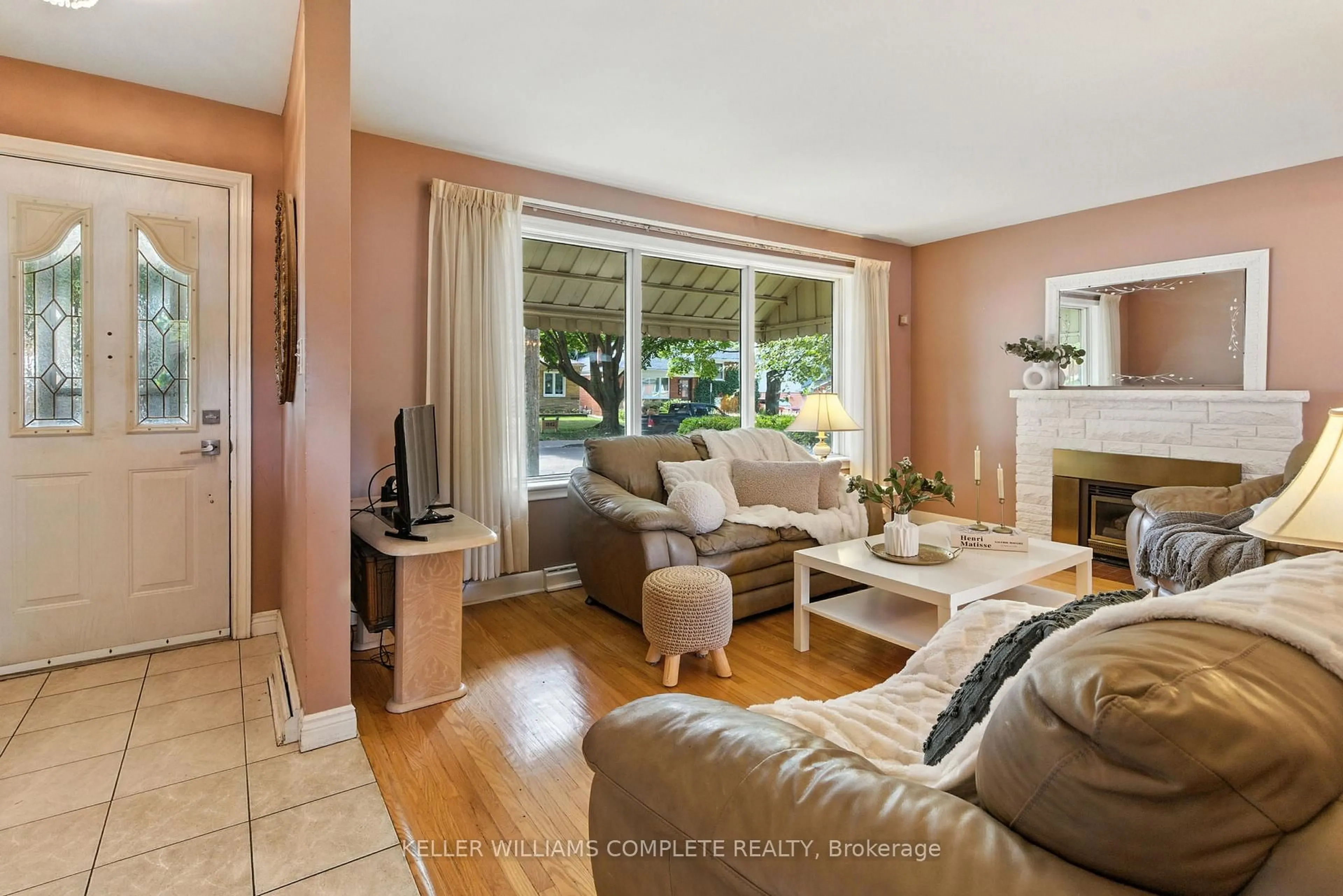 Living room with furniture, unknown for 1001 Brucedale Ave, Hamilton Ontario L8T 1M6