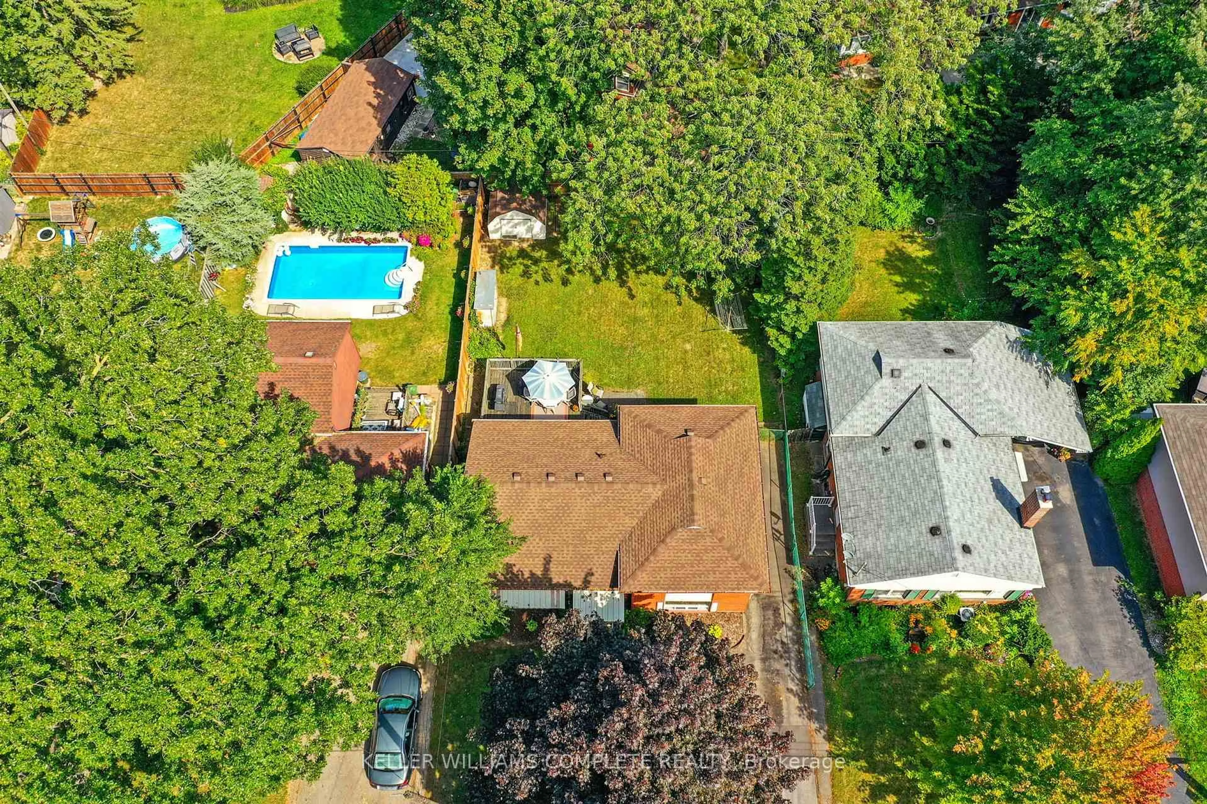 A pic from outside/outdoor area/front of a property/back of a property/a pic from drone, unknown for 1001 Brucedale Ave, Hamilton Ontario L8T 1M6
