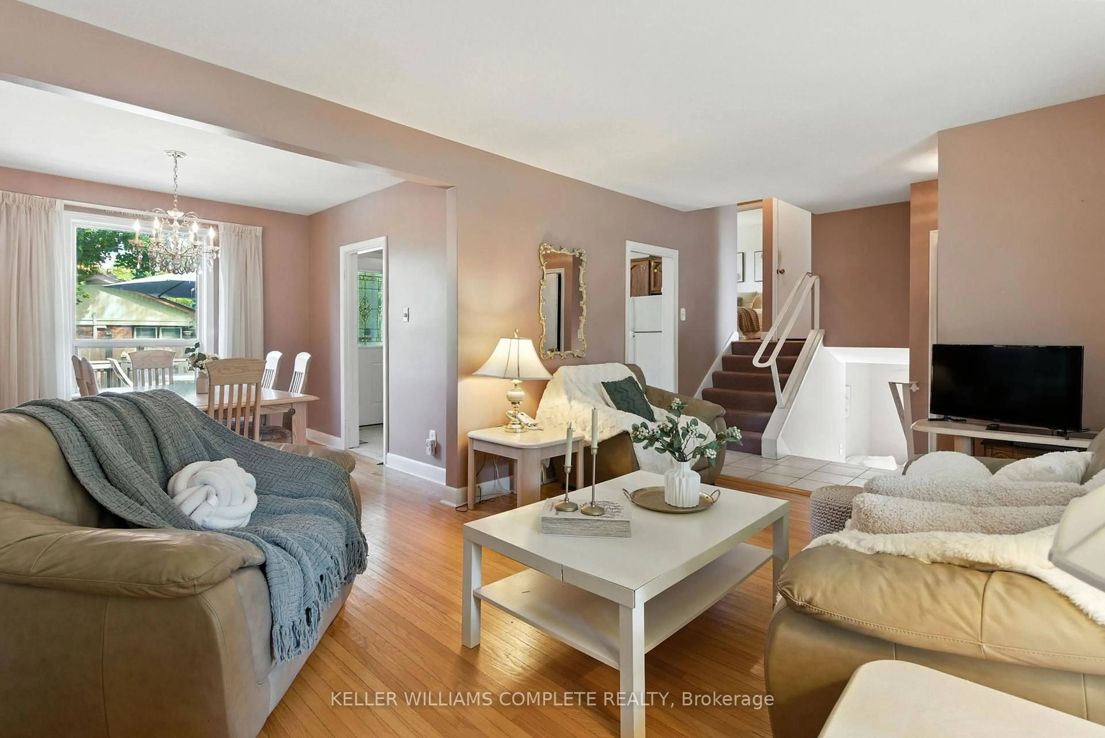 Living room with furniture, unknown for 1001 Brucedale Ave, Hamilton Ontario L8T 1M6