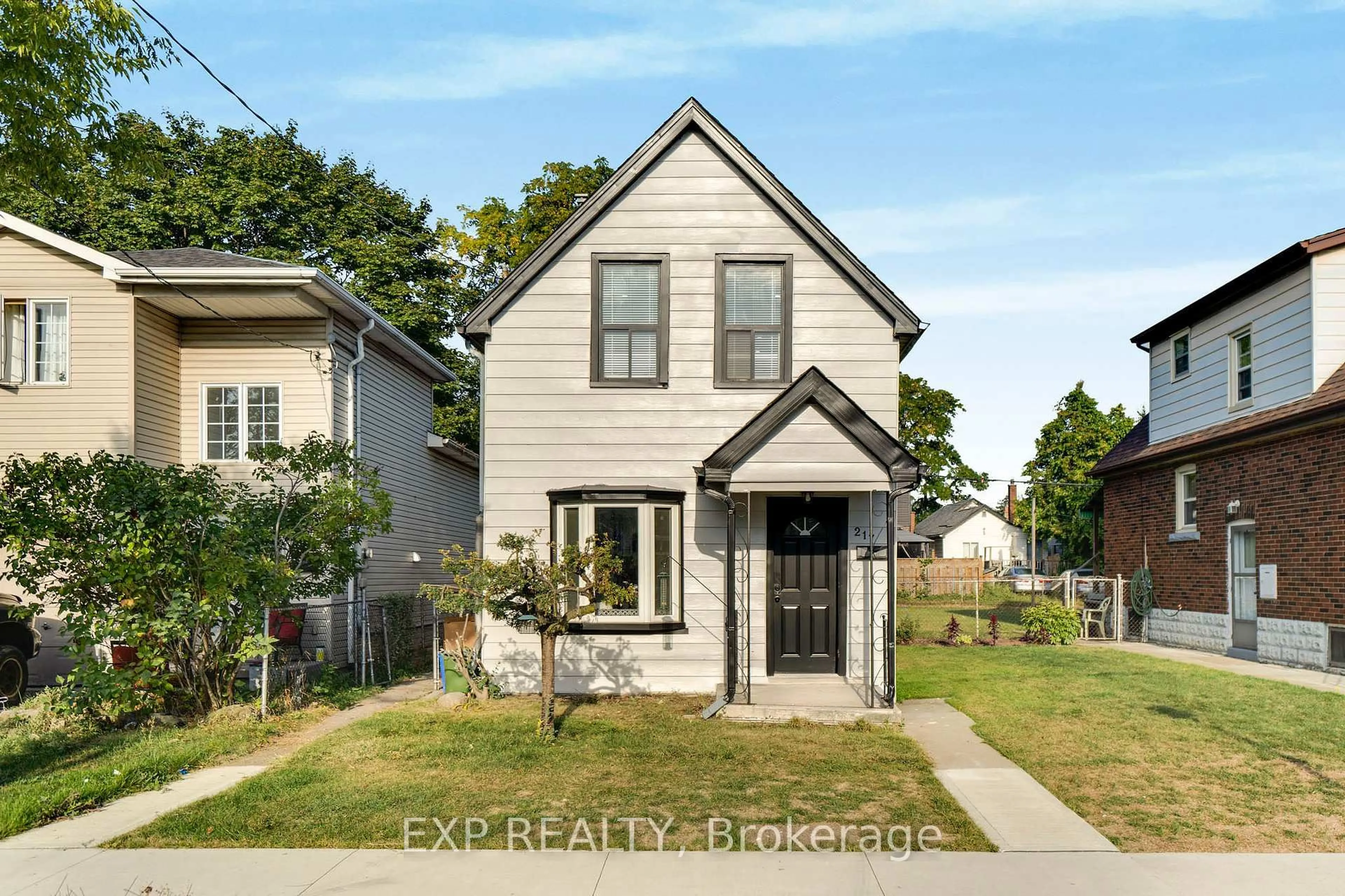 Home with vinyl exterior material, street for 217 Fairfield Ave, Hamilton Ontario L8H 5H5