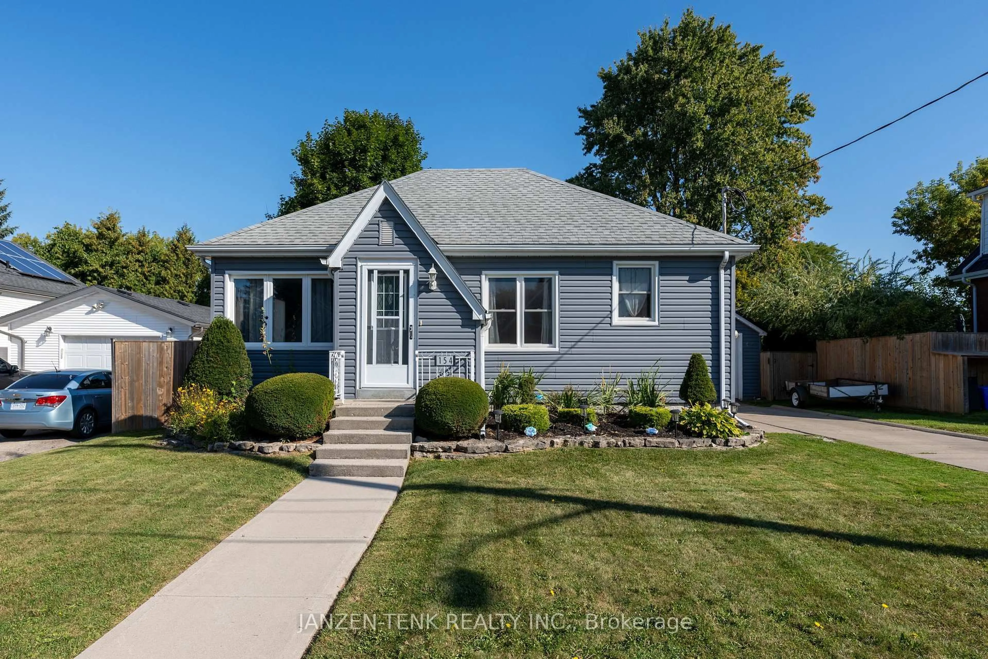 Home with vinyl exterior material, street for 154 Elm St, St. Thomas Ontario N5R 1J3