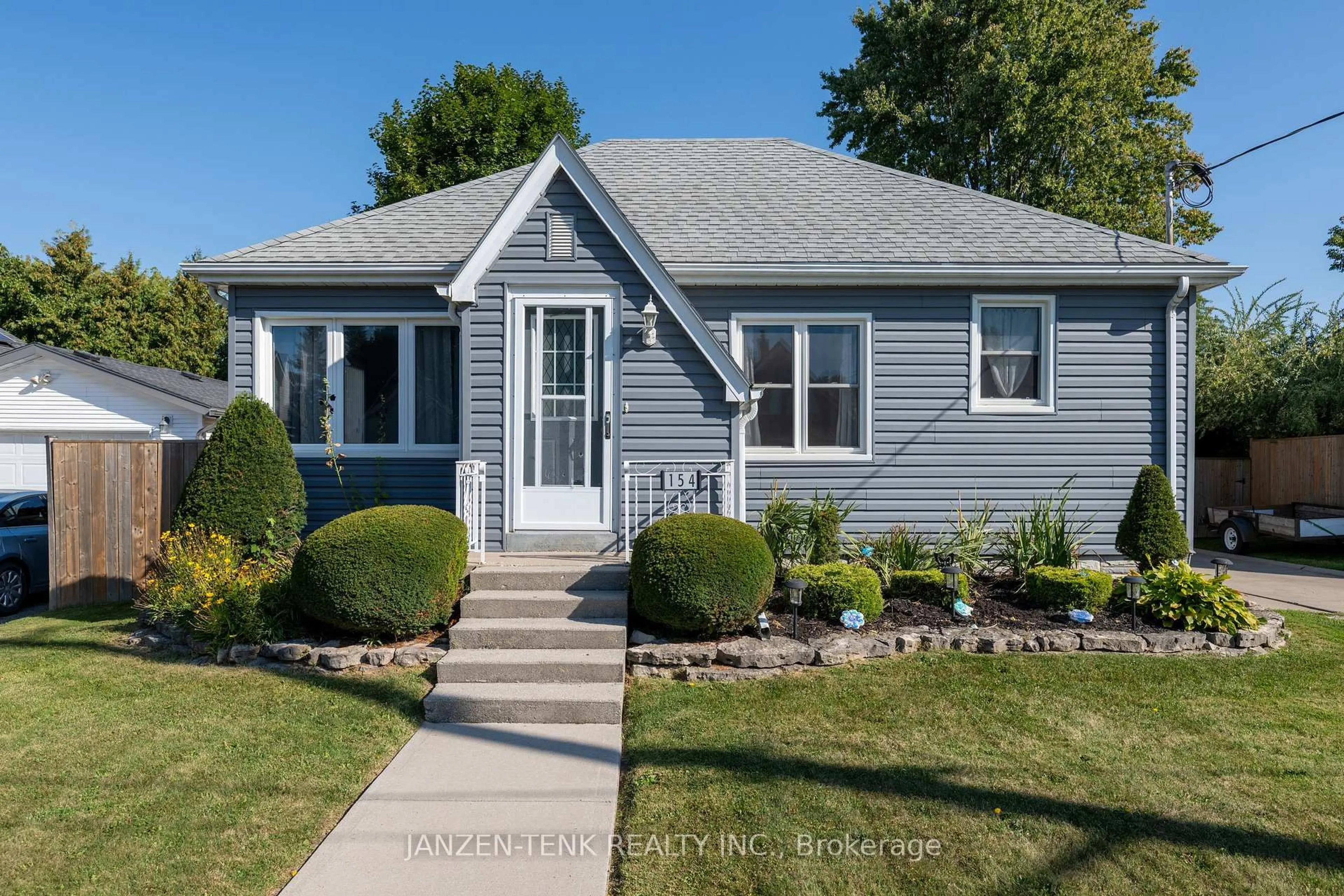 Home with vinyl exterior material, street for 154 Elm St, St. Thomas Ontario N5R 1J3