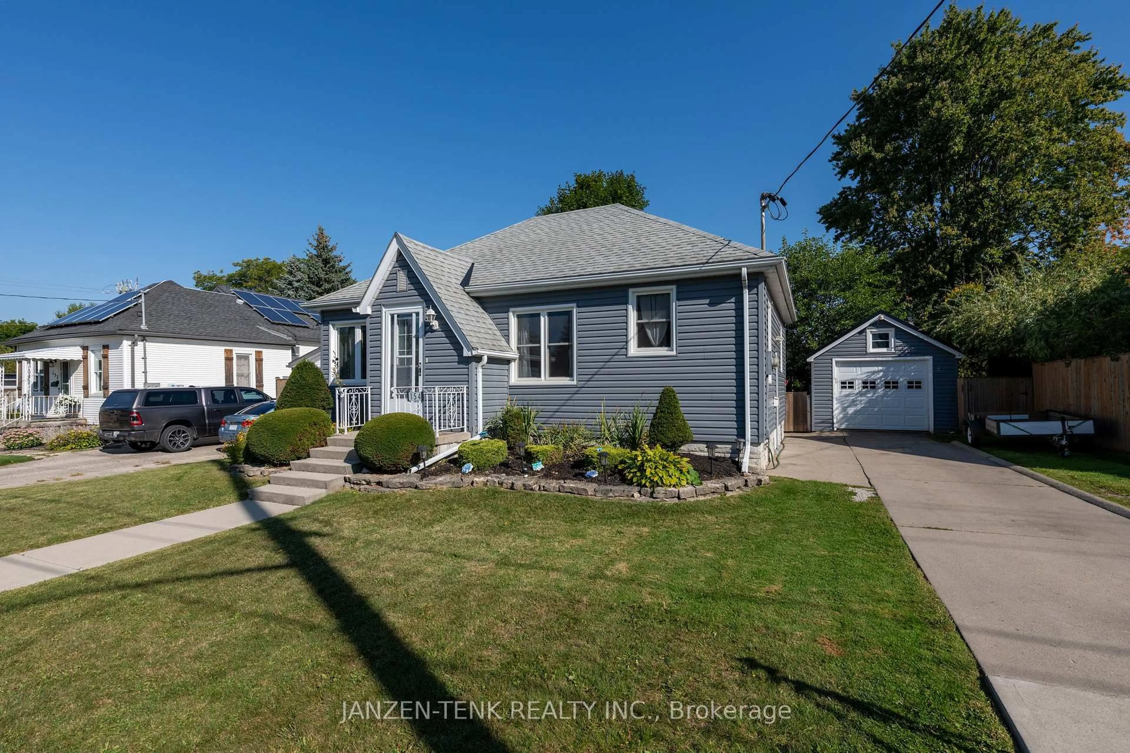 Home with vinyl exterior material, street for 154 Elm St, St. Thomas Ontario N5R 1J3