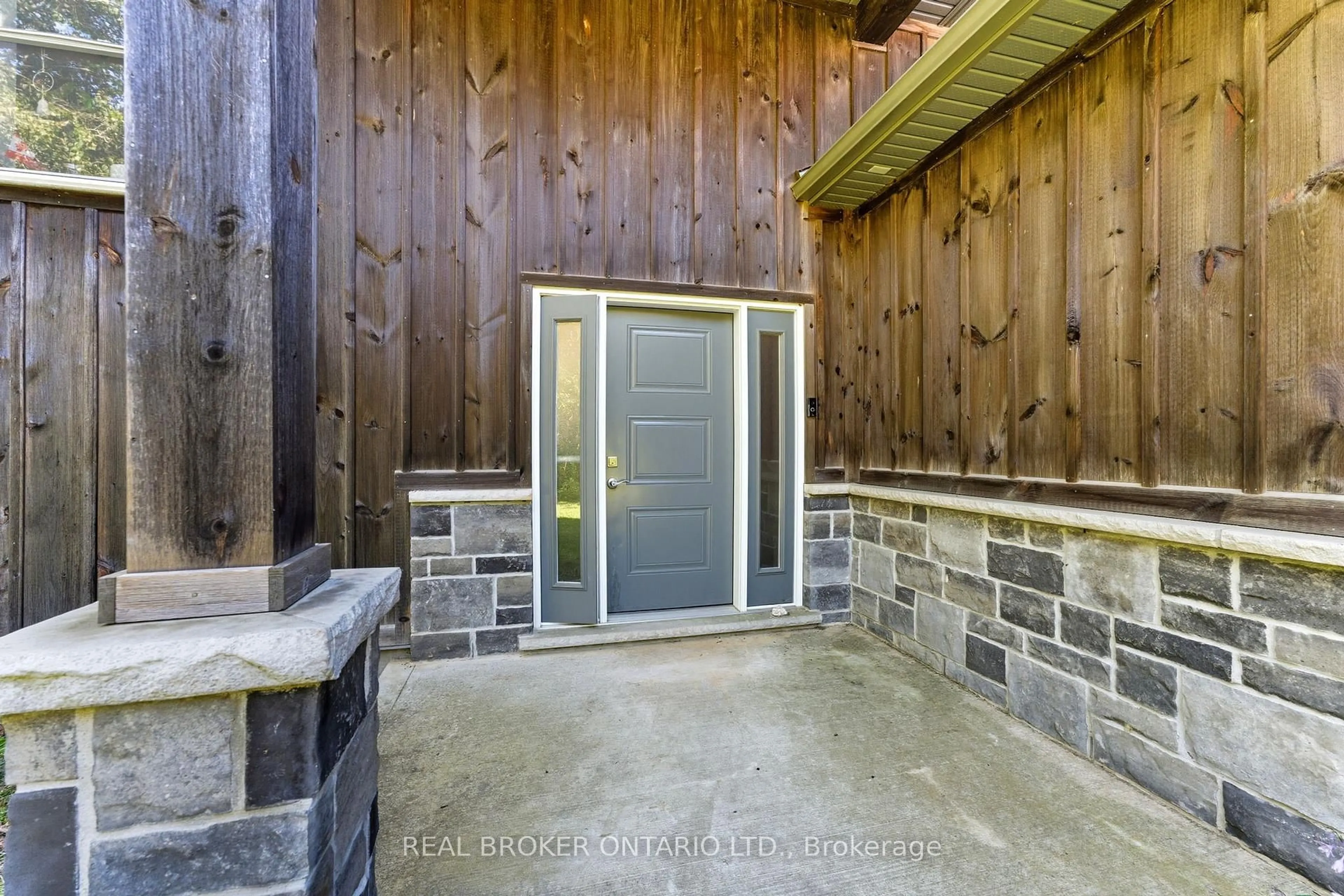 Indoor entryway for 126 Shorties Sdrd, Norfolk Ontario N4G 4G9