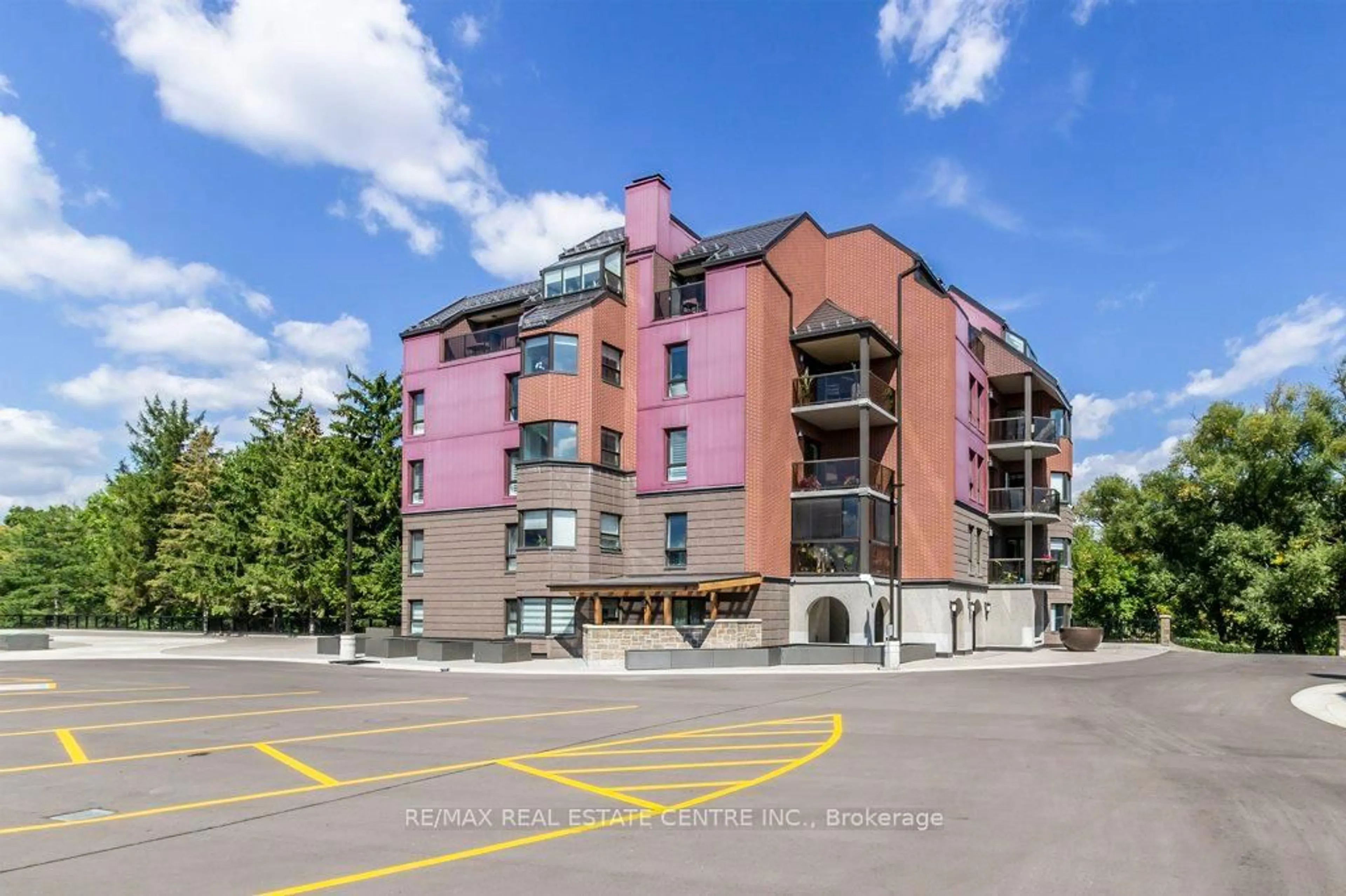 A pic from outside/outdoor area/front of a property/back of a property/a pic from drone, building for 52 Blue Springs Dr #11, Waterloo Ontario N2J 4M4