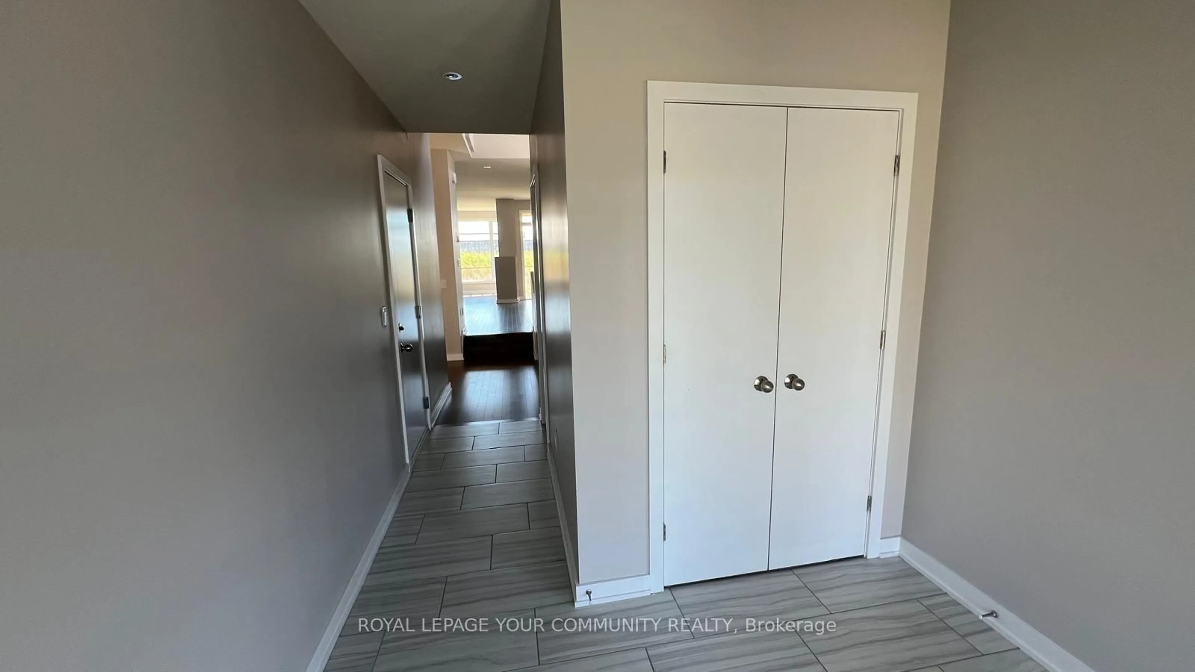 Indoor entryway for 172 Shuttleworth Dr, Ottawa Ontario K1T 0S8